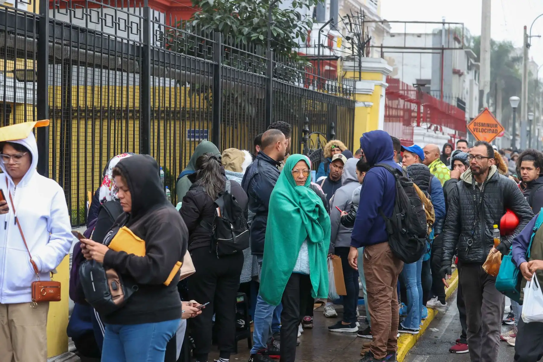 Alrededor de las 5 de la tarde ayer la Embajada de Venezuela en el Perú dio a conocer vía redes sociales la suspensión, de forma indefinida, de la atención consular, así como todos los trámites consulares.

Foto: ANDINA/ Juan Carlos Guzmán Negrini