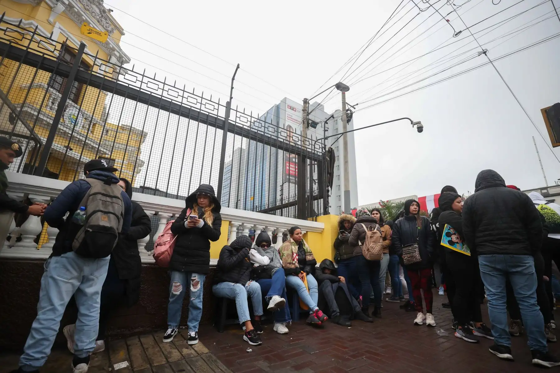 Decenas de venezolanos apostados en el frontis de la embajada de Venezuela en Lima luego de que el gobierno peruano dispusiera la expulsión de su cuerpo diplomático.

Foto: ANDINA/ Juan Carlos Guzmán Negrini