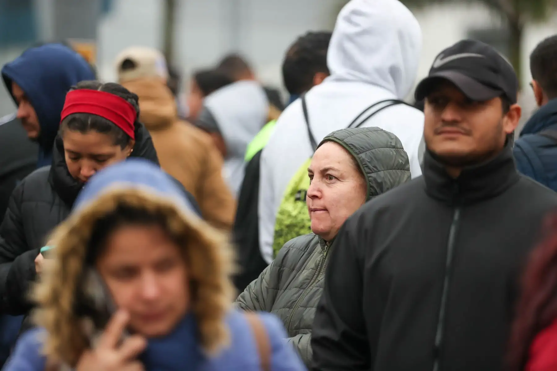 Decenas de venezolanos apostados en el frontis de la embajada de Venezuela en Lima luego de que el gobierno peruano dispusiera la expulsión de su cuerpo diplomático.

Foto: ANDINA/ Juan Carlos Guzmán Negrini