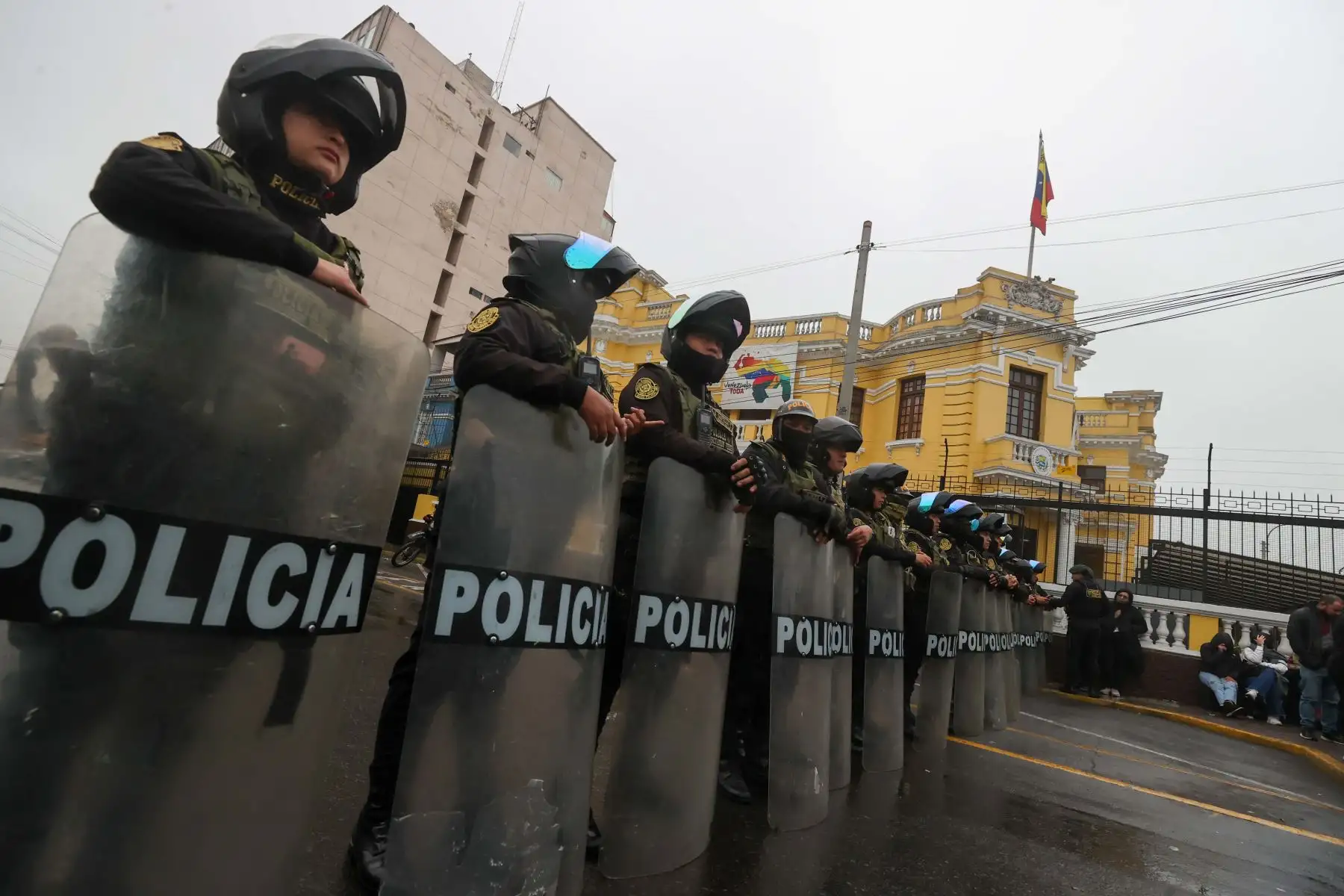 Decenas de venezolanos apostados en el frontis de la embajada de Venezuela en Lima luego de que el gobierno peruano dispusiera la expulsión de su cuerpo diplomático.

Foto: ANDINA/ Juan Carlos Guzmán Negrini