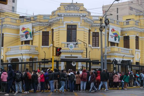 Decenas de venezolanos apostados en el frontis de la embajada de Venezuela, en Lima, luego de que el Gobierno peruano dispusiera la expulsión de su cuerpo diplomático. Foto: ANDINA/Juan Carlos Guzmán Negrini.