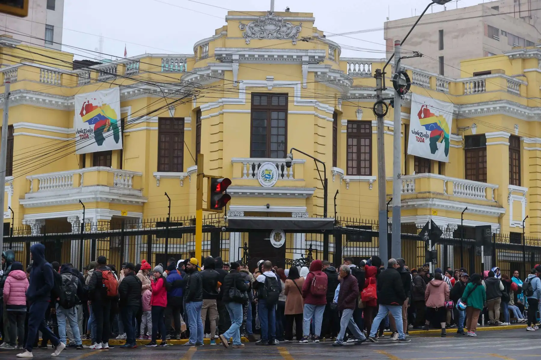 Decenas de venezolanos apostados en el frontis de la embajada de Venezuela en Lima luego de que el gobierno peruano dispusiera la expulsión de su cuerpo diplomático.

Foto: ANDINA/ Juan Carlos Guzmán Negrini