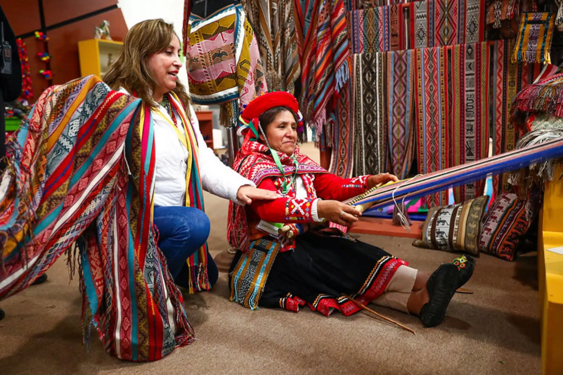 Presidenta de la república, Dina Boluarte, participa en la ceremonia de clausura de la exposición venta de artesanía y arte tradicional Ruraq Maki - Antayetachari Akoki. Foto: ANDINA/Prensa Presidencia