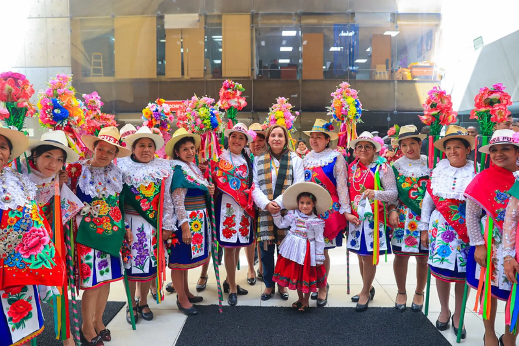 Presidenta de la república, Dina Boluarte, participa en la ceremonia de clausura de la exposición venta de artesanía y arte tradicional Ruraq Maki - Antayetachari Akoki. Foto: ANDINA/Prensa Presidencia