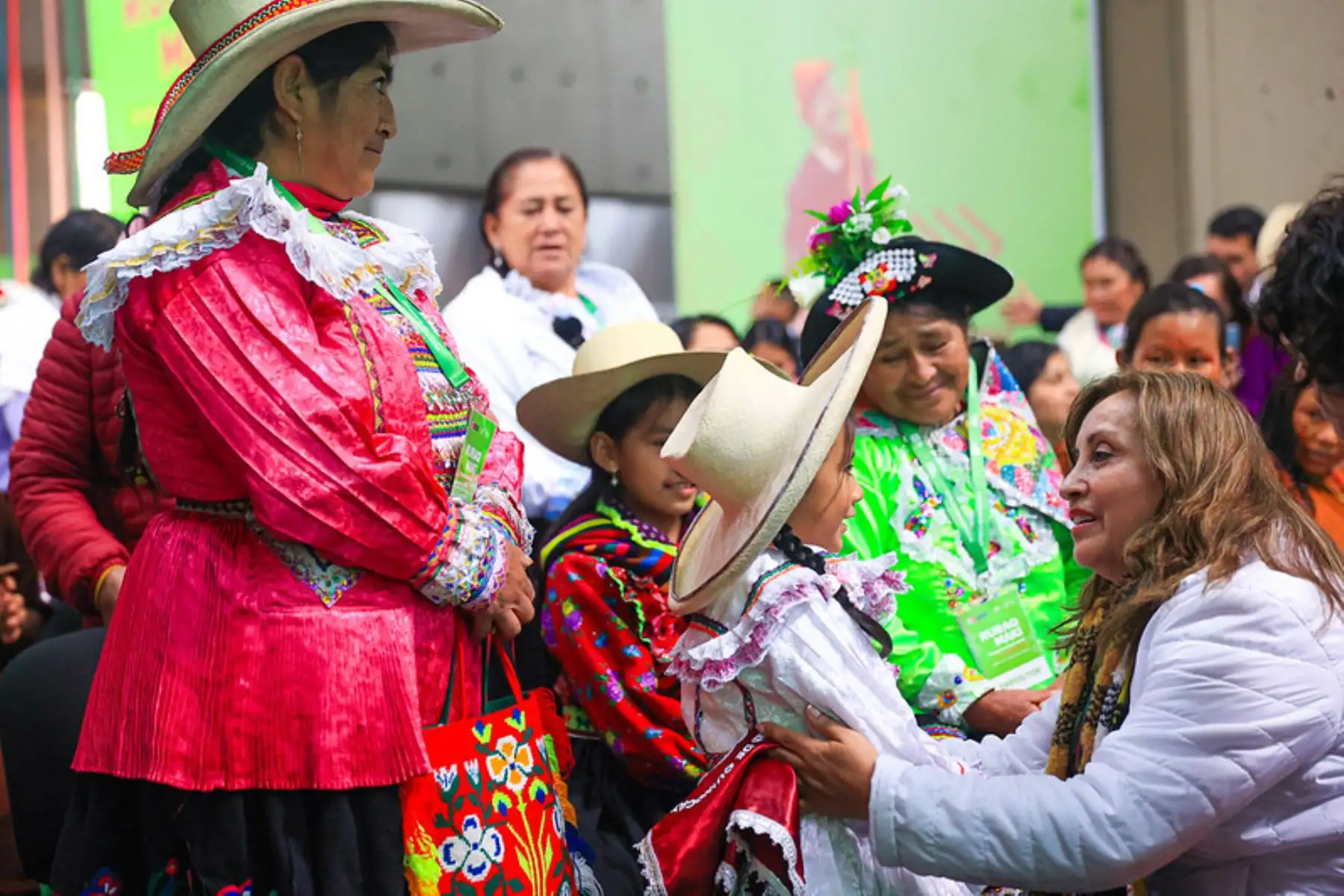 Presidenta de la república, Dina Boluarte, participa en la ceremonia de clausura de la exposición venta de artesanía y arte tradicional Ruraq Maki - Antayetachari Akoki. Foto: ANDINA/Prensa Presidencia