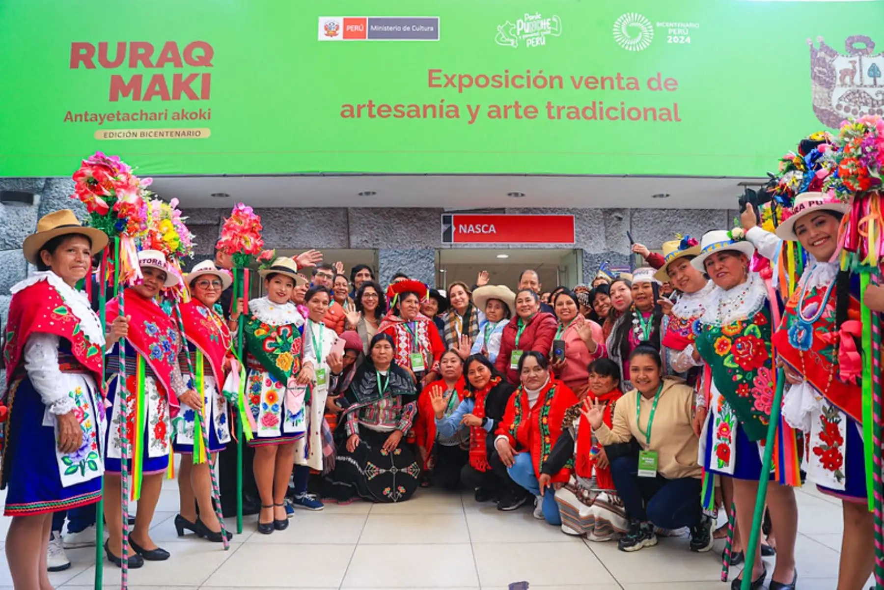 Presidenta de la república, Dina Boluarte, participa en la ceremonia de clausura de la exposición venta de artesanía y arte tradicional Ruraq Maki - Antayetachari Akoki. Foto: ANDINA/Prensa Presidencia