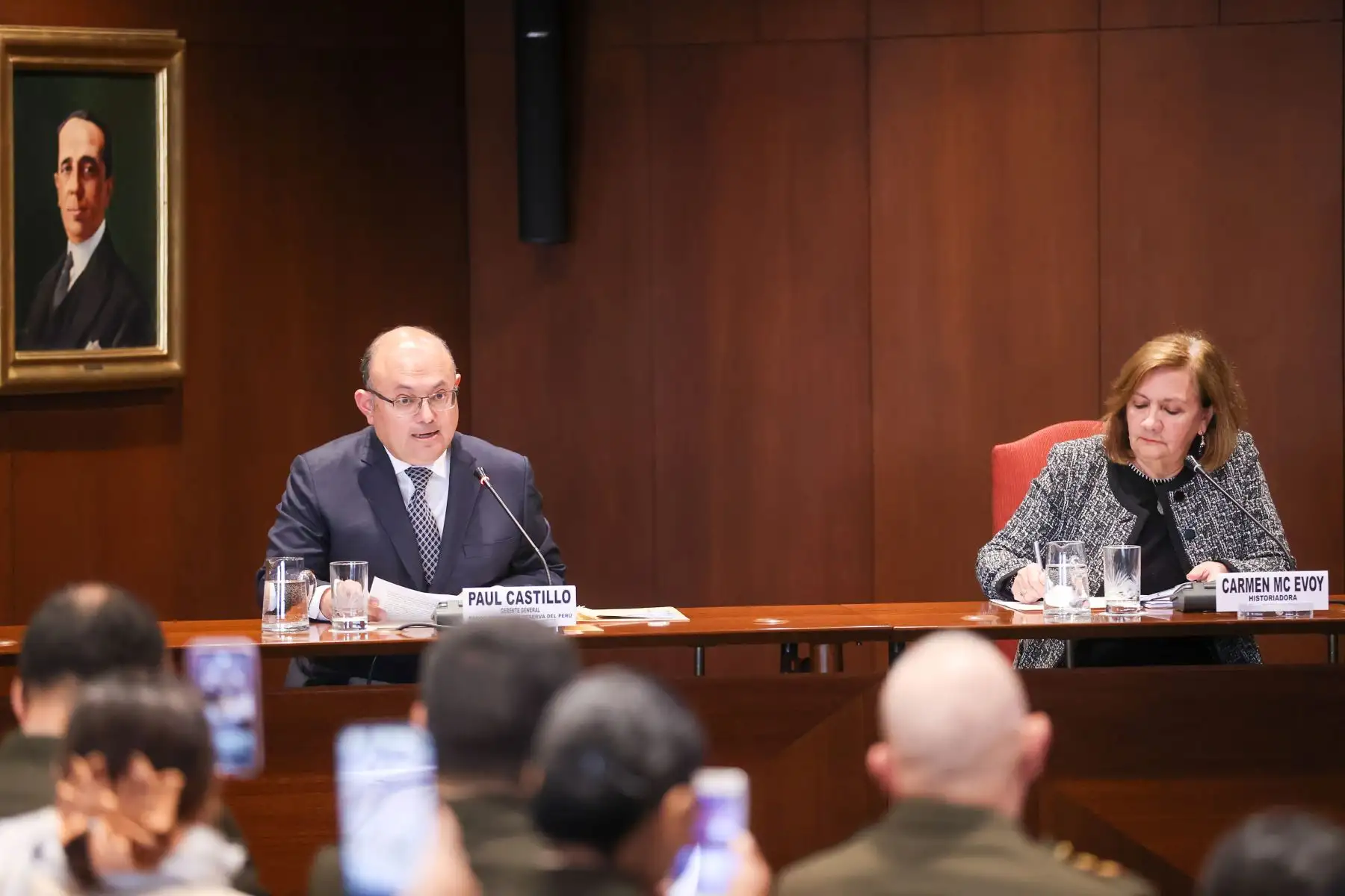 Paul Castillo, gerente general del Banco Central de Reserva y la historiadora Carmen Mc Evoy encabezaron la presentación de la moneda de plata alusiva al bicentenario de la Batalla de Junín.

Foto:ANDINA/ Juan Carlos Guzmán Negrini.