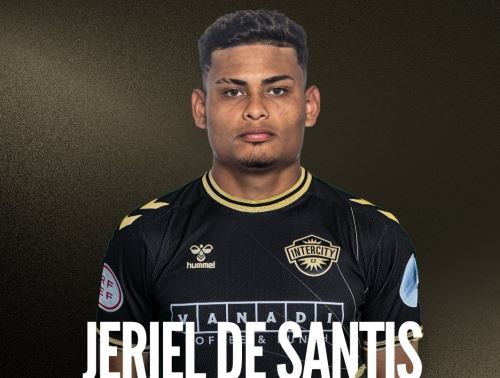 Jeriel de Santis luce su nueva camiseta