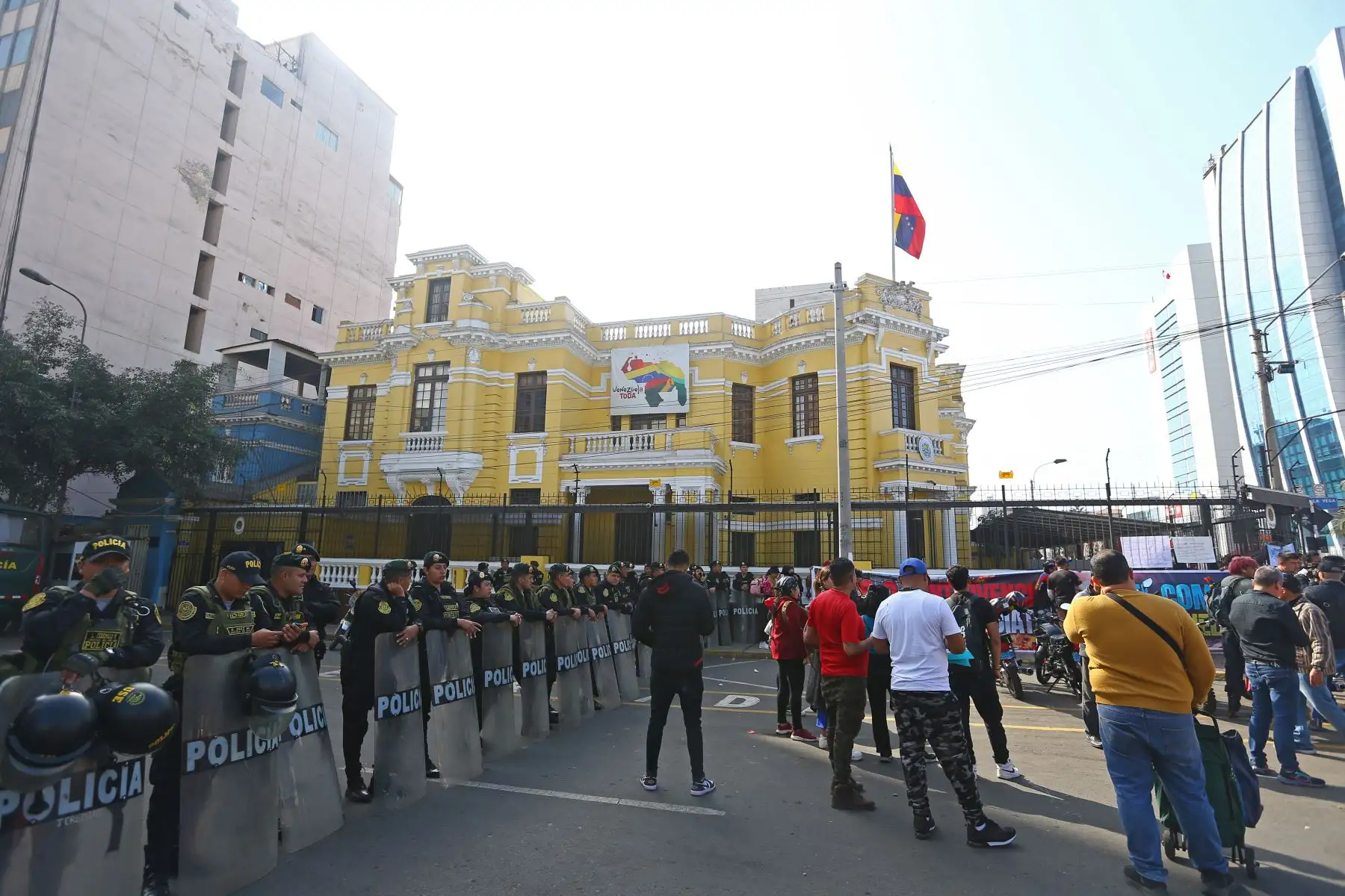 Ciudadanos  venezolanos radicados en Lima se concentran en la embajada de Venezuela para  protestar contra el regimen de Nicolas Maduro tras  los resultados en  las elecciones presidenciales en su país.
Foto: ANDINA / Eddy Ramos