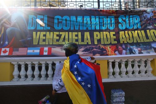 Ciudadanos  venezolanos radicados en Lima se concentran en la embajada de Venezuela para  protestar contra el régimen de Nicolas Maduro