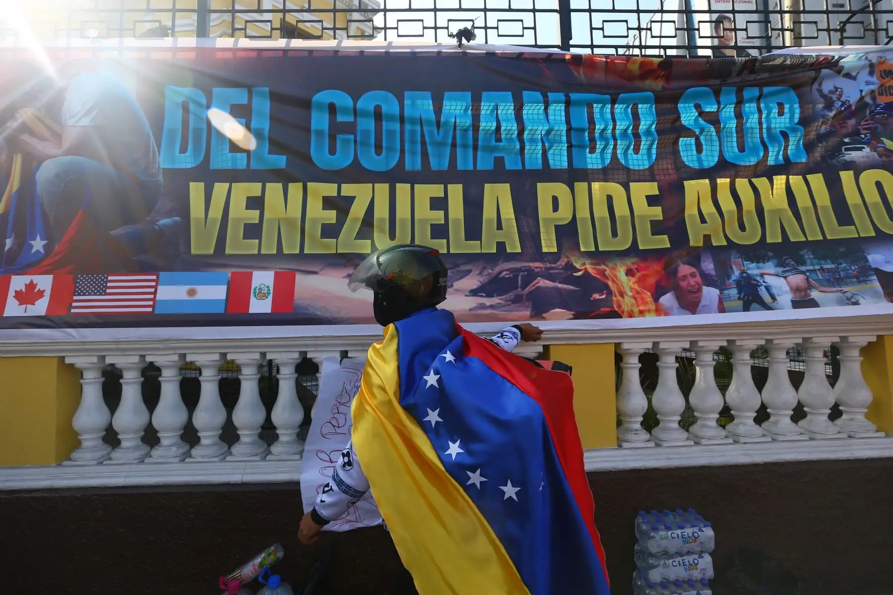 Ciudadanos  venezolanos radicados en Lima se concentran en la embajada de Venezuela para  protestar contra el regimen de Nicolas Maduro tras  los resultados en  las elecciones presidenciales en su país.
Foto: ANDINA / Eddy Ramos