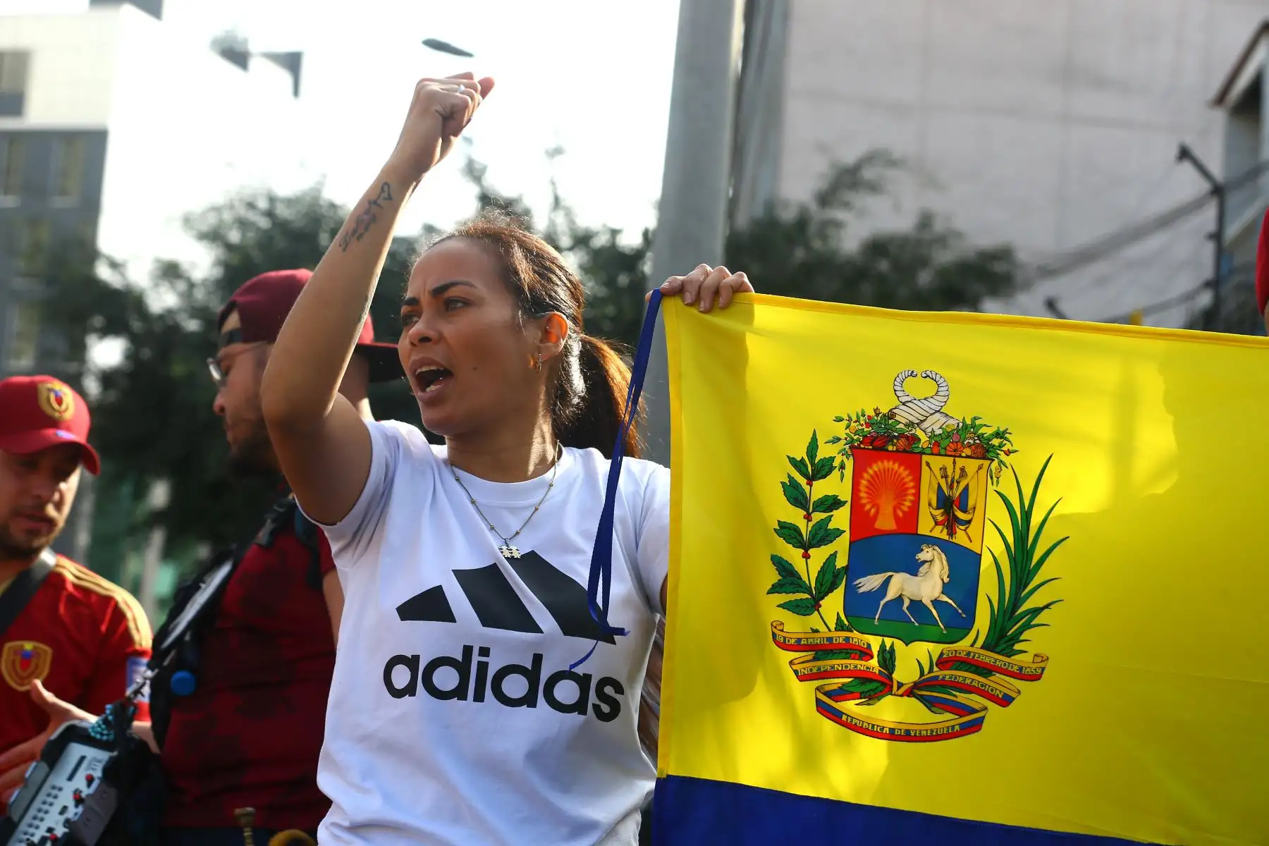 Ciudadanos  venezolanos radicados en Lima se concentran en la embajada de Venezuela para  protestar contra el regimen de Nicolas Maduro tras  los resultados en  las elecciones presidenciales en su país.
Foto: ANDINA / Eddy Ramos