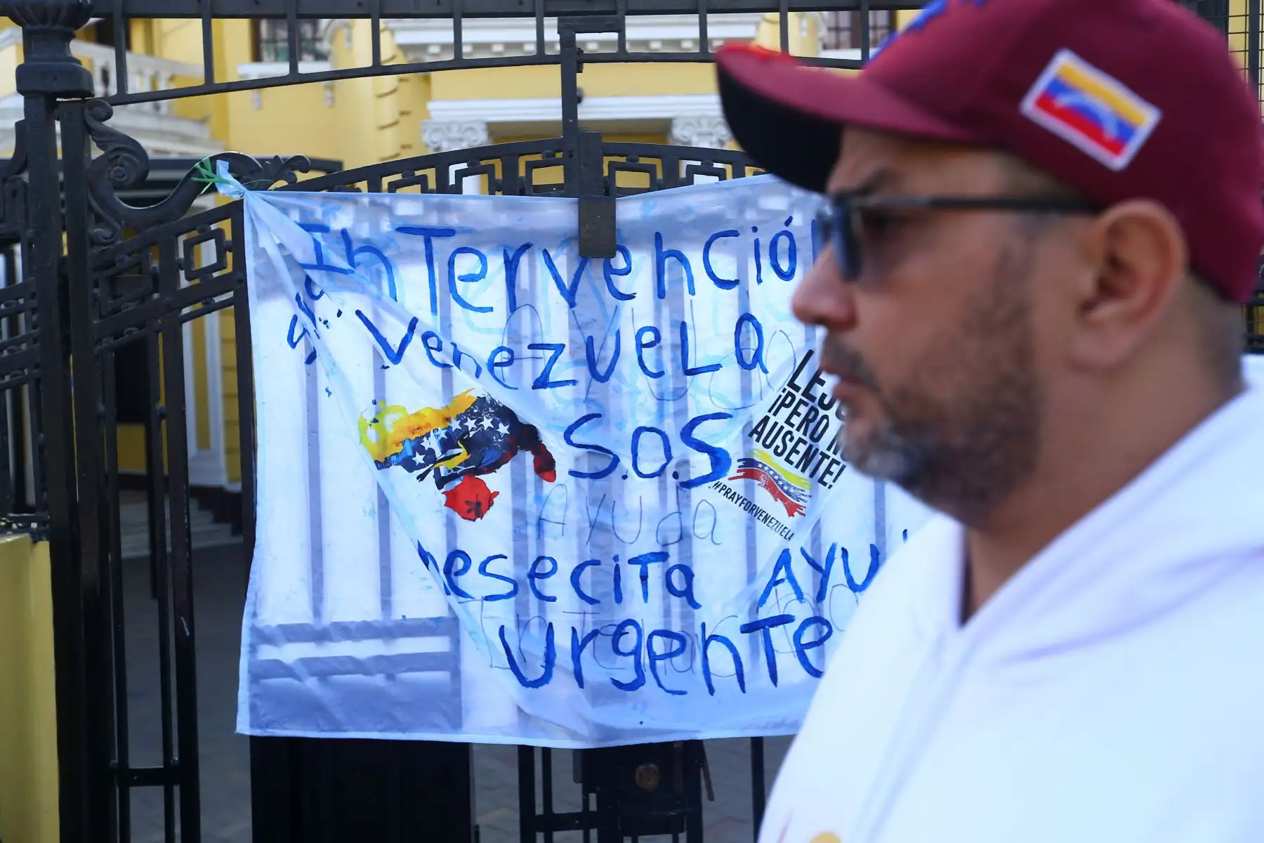 Ciudadanos  venezolanos radicados en Lima se concentran en la embajada de Venezuela para  protestar contra el regimen de Nicolas Maduro tras  los resultados en  las elecciones presidenciales en su país.
Foto: ANDINA / Eddy Ramos