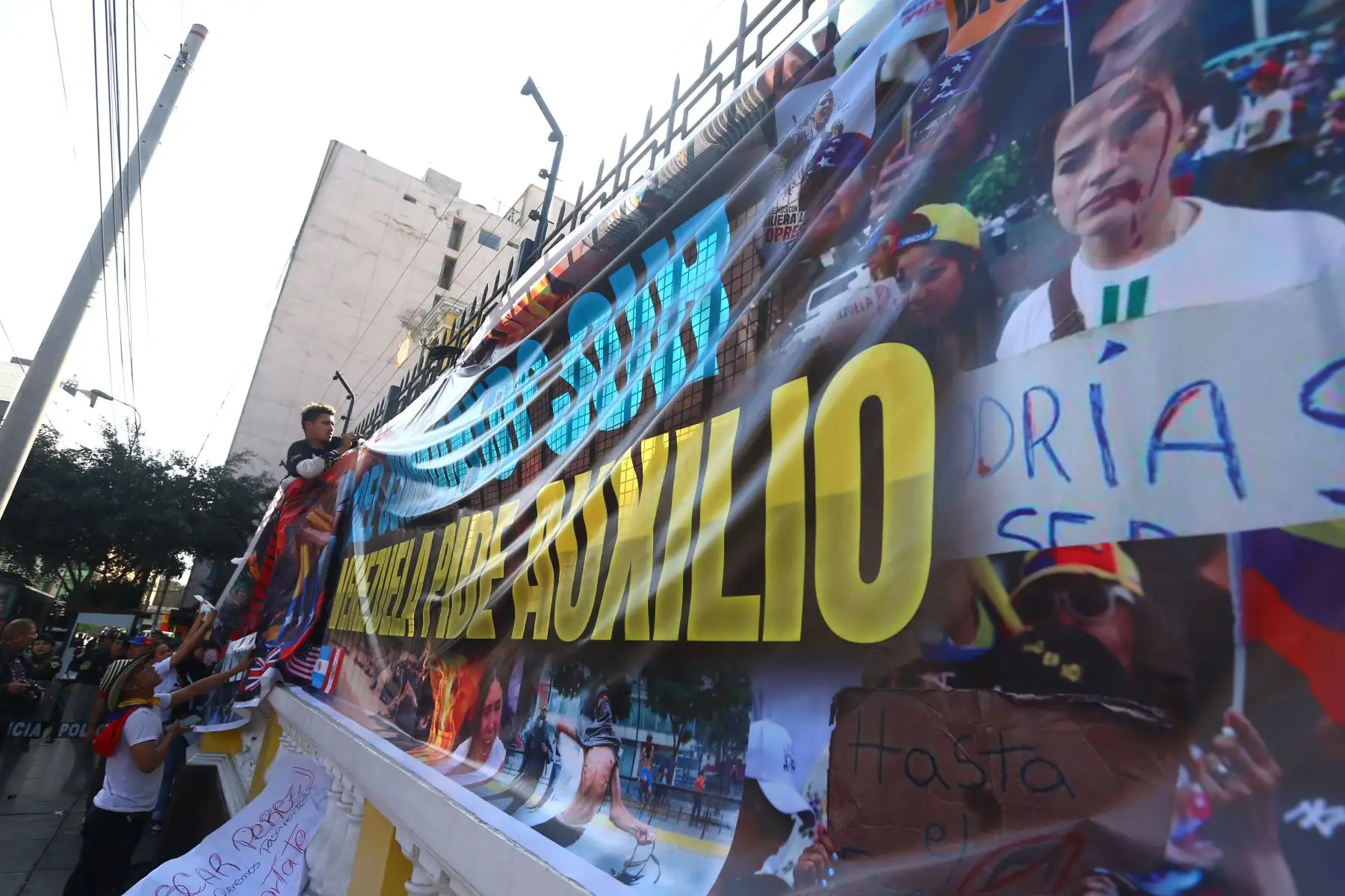 Ciudadanos  venezolanos radicados en Lima se concentran en la embajada de Venezuela para  protestar contra el regimen de Nicolas Maduro tras  los resultados en  las elecciones presidenciales en su país.
Foto: ANDINA / Eddy Ramos