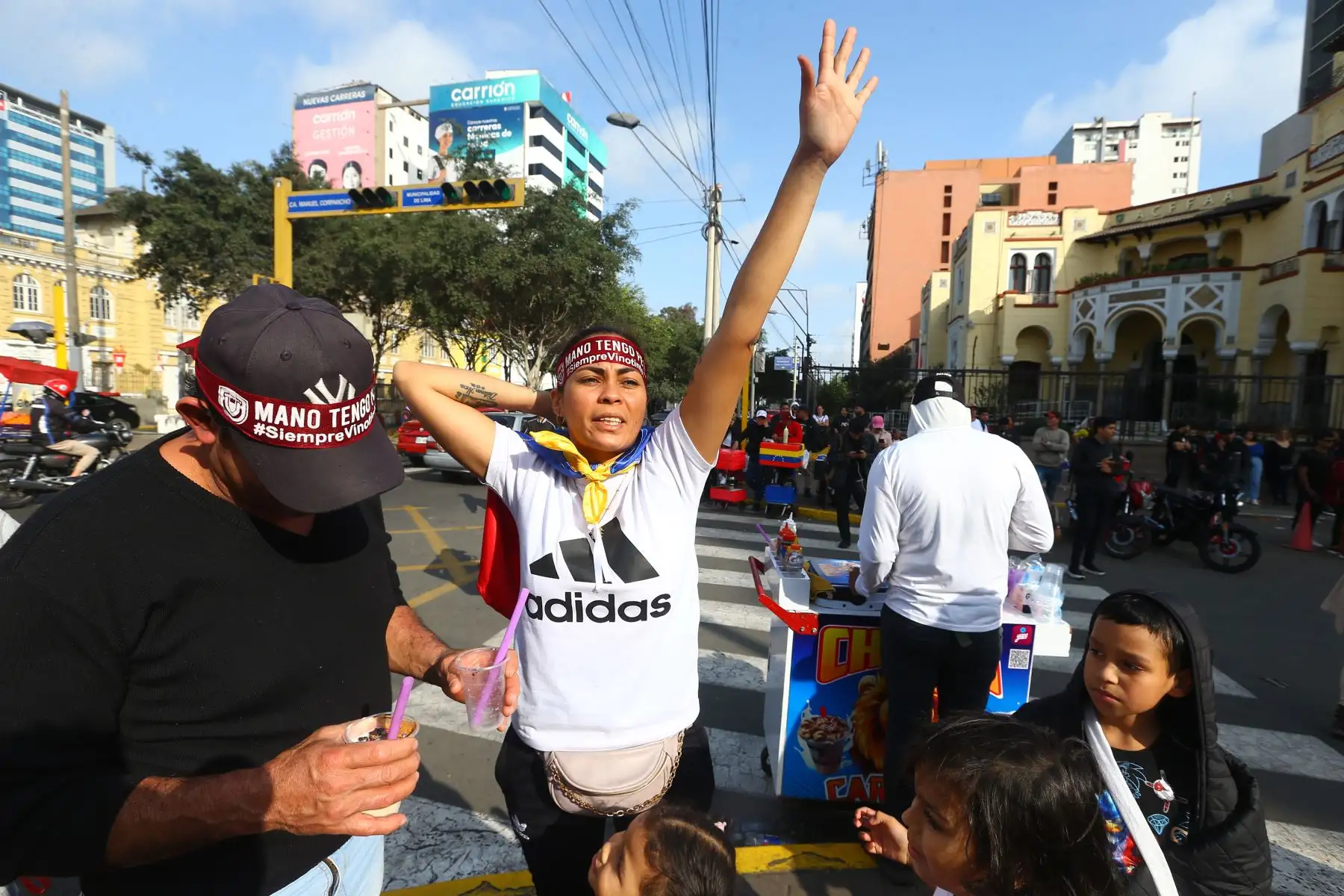 Ciudadanos  venezolanos radicados en Lima se concentran en la embajada de Venezuela para  protestar contra el regimen de Nicolas Maduro tras  los resultados en  las elecciones presidenciales en su país.
Foto: ANDINA / Eddy Ramos