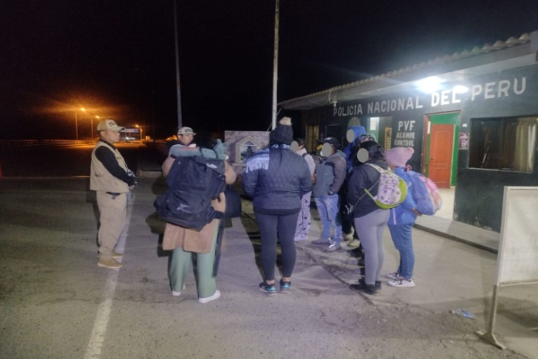 Los extranjeros, compuestos por 4 hombres y 6 mujeres, fueron interceptados durante el operativo "Migrantes Irregulares" en el kilómetro 980 de la carretera Piura - Chiclayo, cerca del ex peaje Bayóvar.