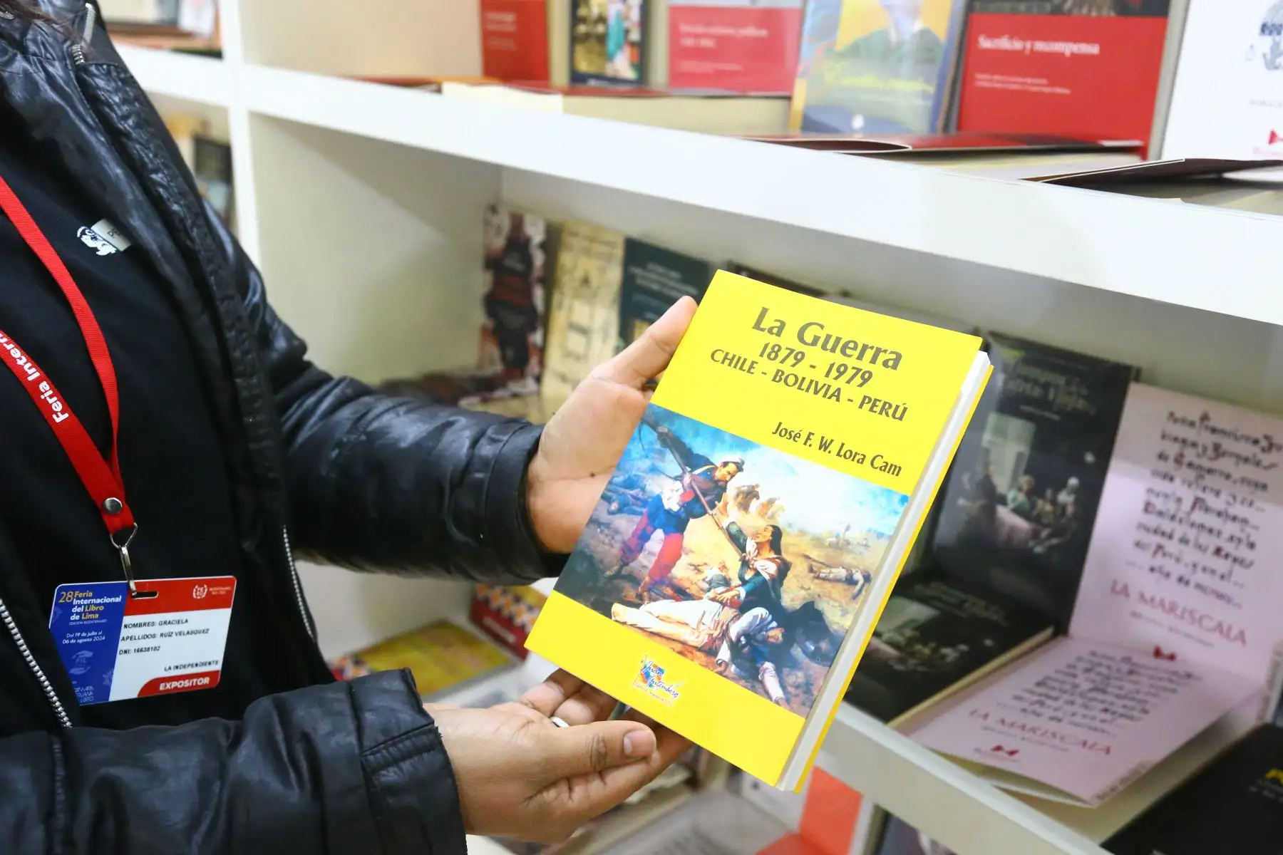 Diversas stand  de la Feria Internacional del Libro ofrecen productos y libros relacionados al Bicentenario. En la imagen ofertas de libros en la editorial La Independiente que impulsa el Ministerio de Cultura. 
Foto: ANDINA/Eddy Ramos