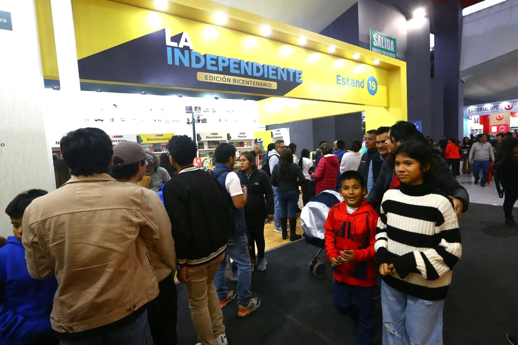 Diversas stand  de la Feria Internacional del Libro ofrecen productos y libros relacionados al Bicentenario. En la imagen ofertas de libros en la editorial La Independiente que impulsa el Ministerio de Cultura. 
Foto: ANDINA/Eddy Ramos