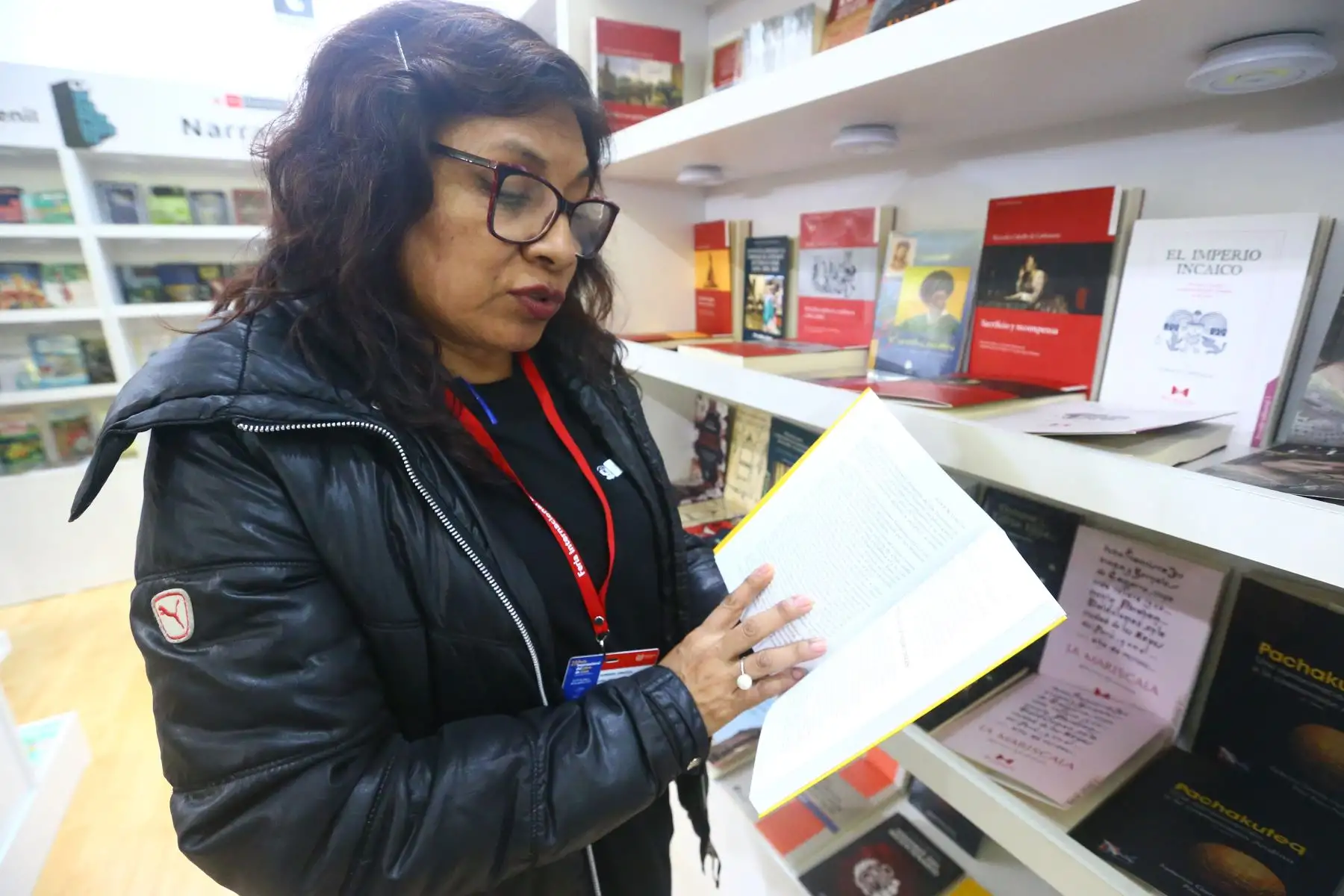 Diversas stand  de la Feria Internacional del Libro ofrecen productos y libros relacionados al Bicentenario. En la imagen ofertas de libros en la editorial La Independiente que impulsa el Ministerio de Cultura. 
Foto: ANDINA/Eddy Ramos