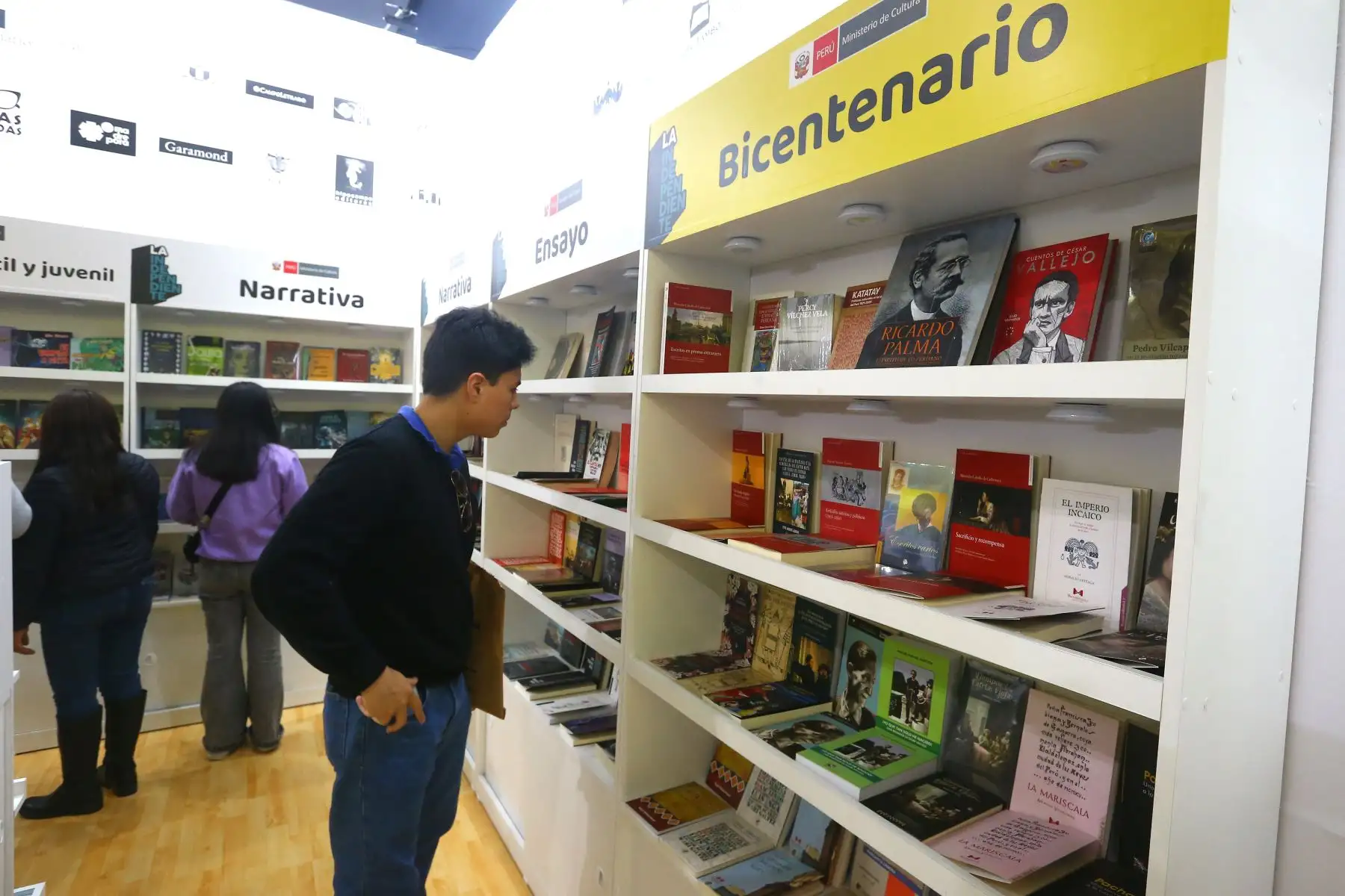 Diversas stand  de la Feria Internacional del Libro ofrecen productos y libros relacionados al Bicentenario. En la imagen ofertas de libros en la editorial La Independiente que impulsa el Ministerio de Cultura. 
Foto: ANDINA/Eddy Ramos