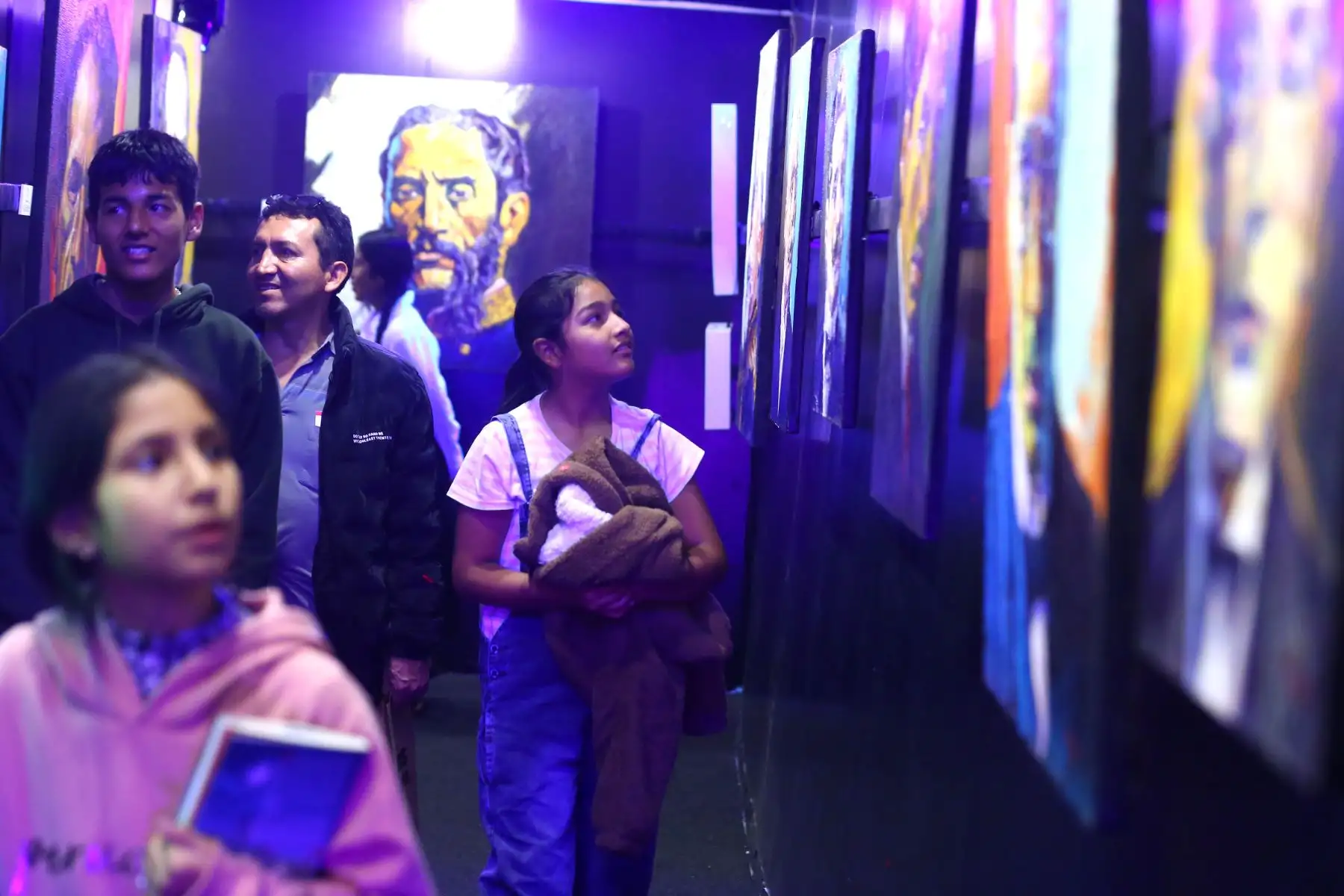 Personajes del Bicentenario muestran y escenifican  la historia  en la Feria Internacional del Libro. En la imagen, la instalación que promueve  la Municipalidad de Jesús María en el pabellón denominado " Rostros del Bicentenario " .
Foto: ANDINA/Eddy Ramos