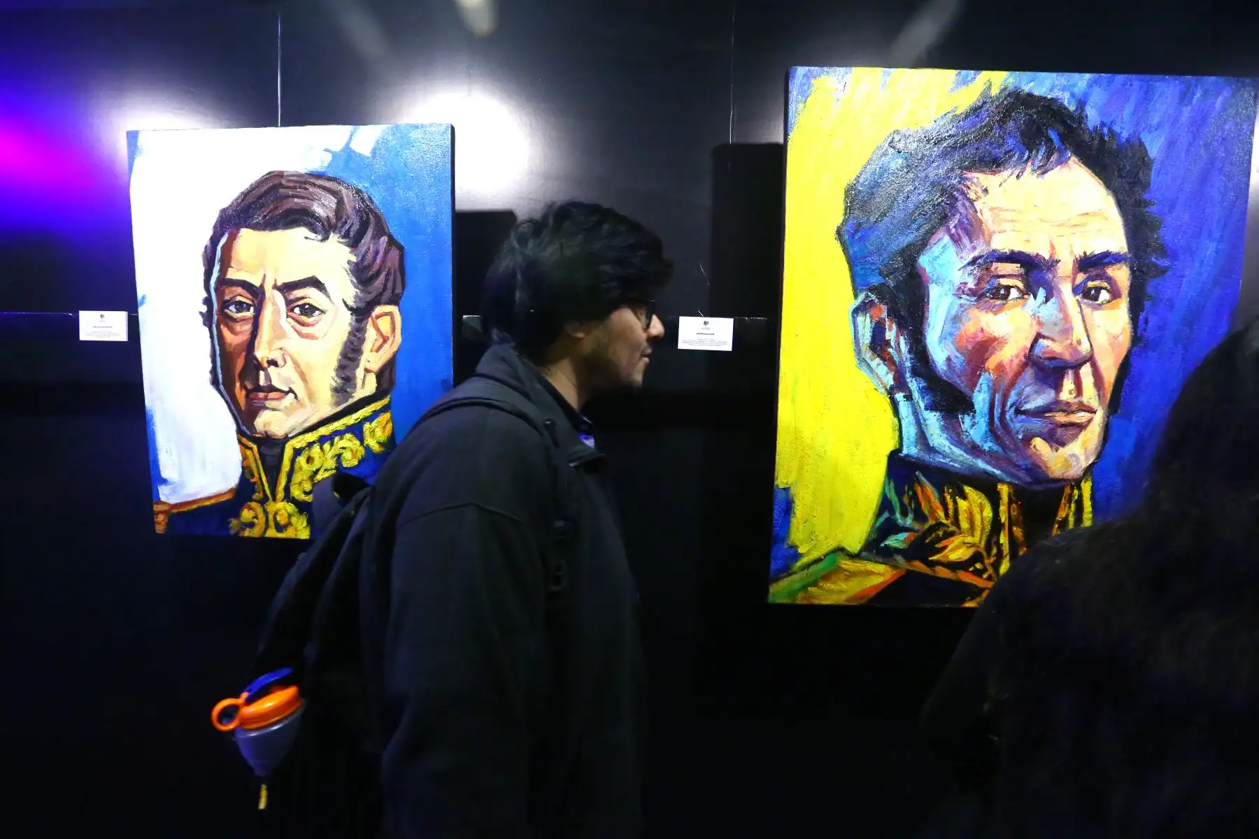 Personajes del Bicentenario muestran y escenifican  la historia  en la Feria Internacional del Libro. En la imagen, la instalación que promueve  la Municipalidad de Jesús María en el pabellón denominado " Rostros del Bicentenario " .
Foto: ANDINA/Eddy Ramos