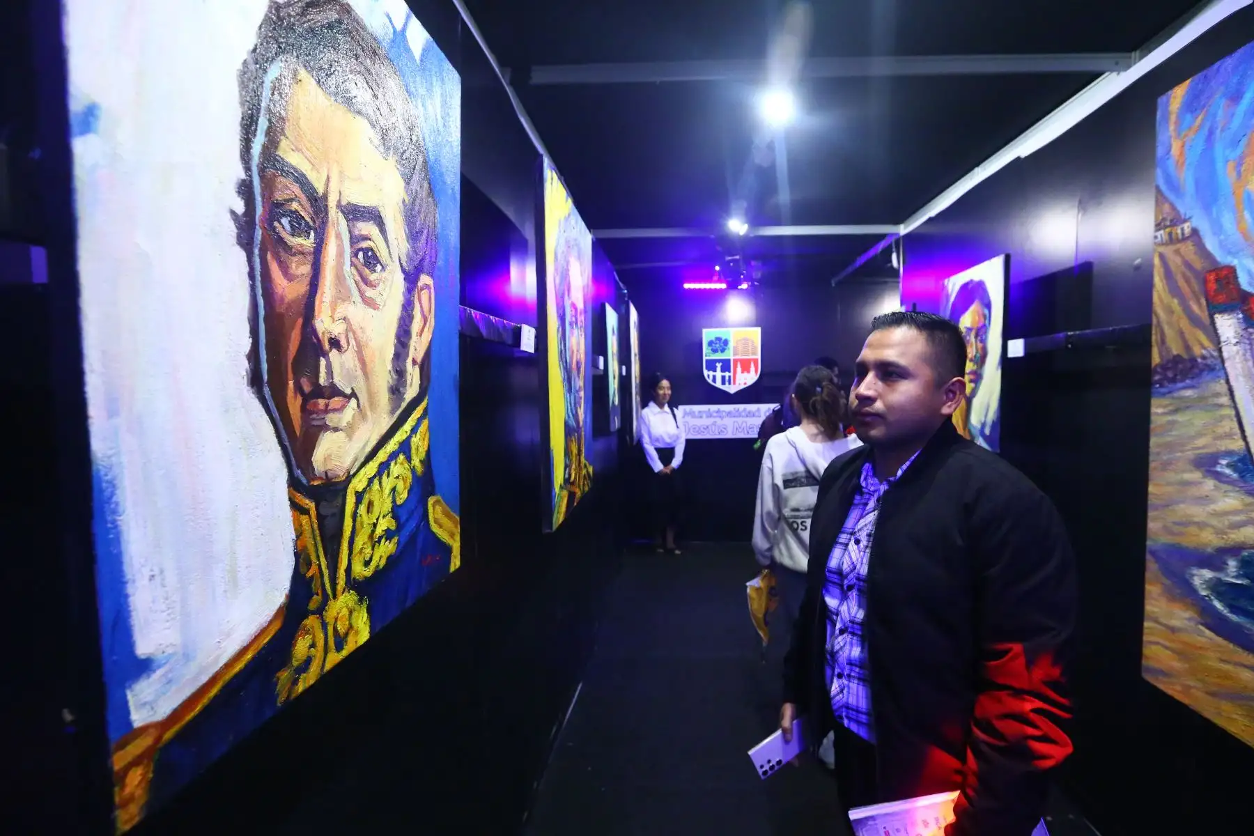 Personajes del Bicentenario muestran y escenifican  la historia  en la Feria Internacional del Libro. En la imagen, la instalación que promueve  la Municipalidad de Jesús María en el pabellón denominado " Rostros del Bicentenario " .
Foto: ANDINA/Eddy Ramos