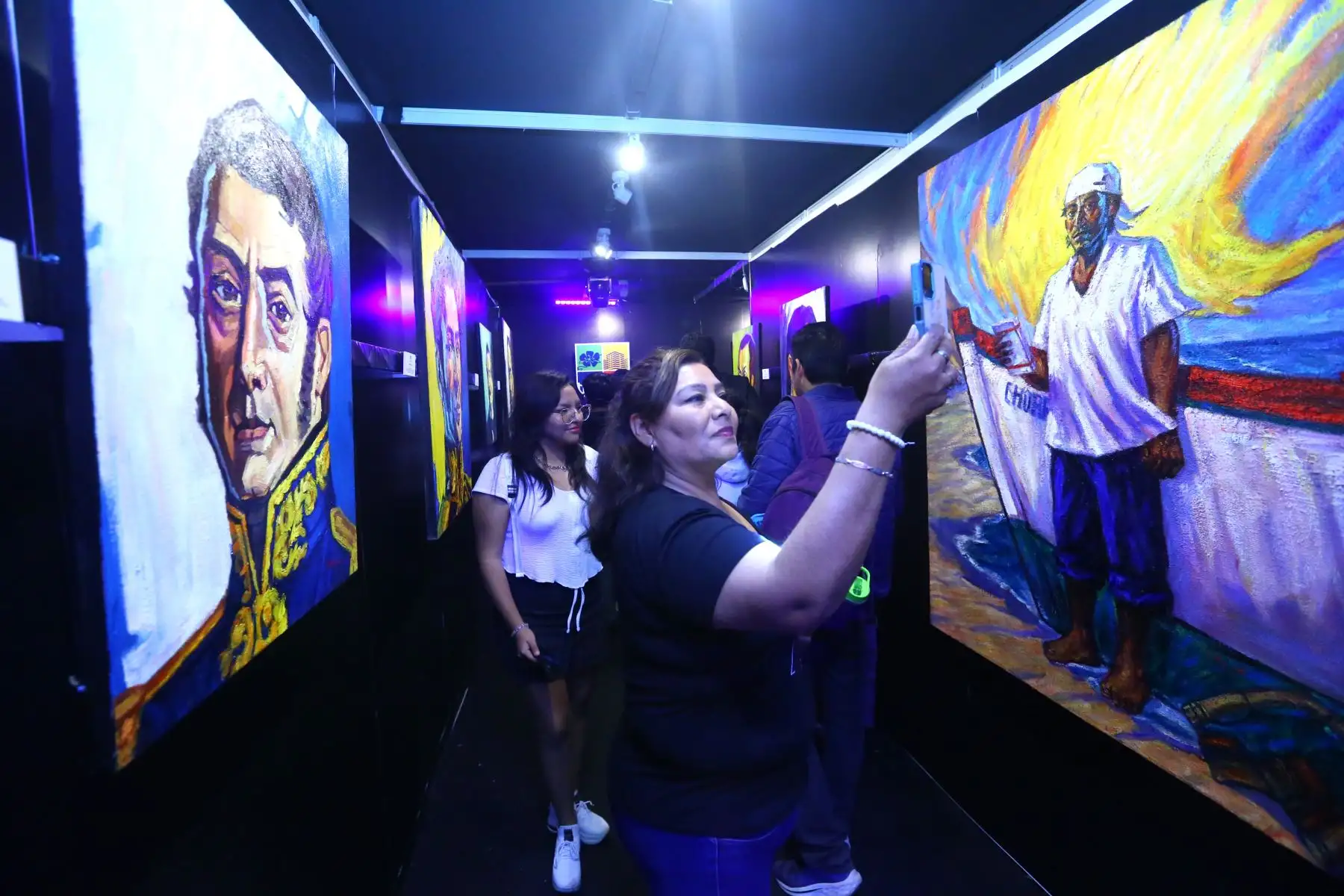 Personajes del Bicentenario muestran y escenifican  la historia  en la Feria Internacional del Libro. En la imagen, la instalación que promueve  la Municipalidad de Jesús María en el pabellón denominado " Rostros del Bicentenario " .
Foto: ANDINA/Eddy Ramos