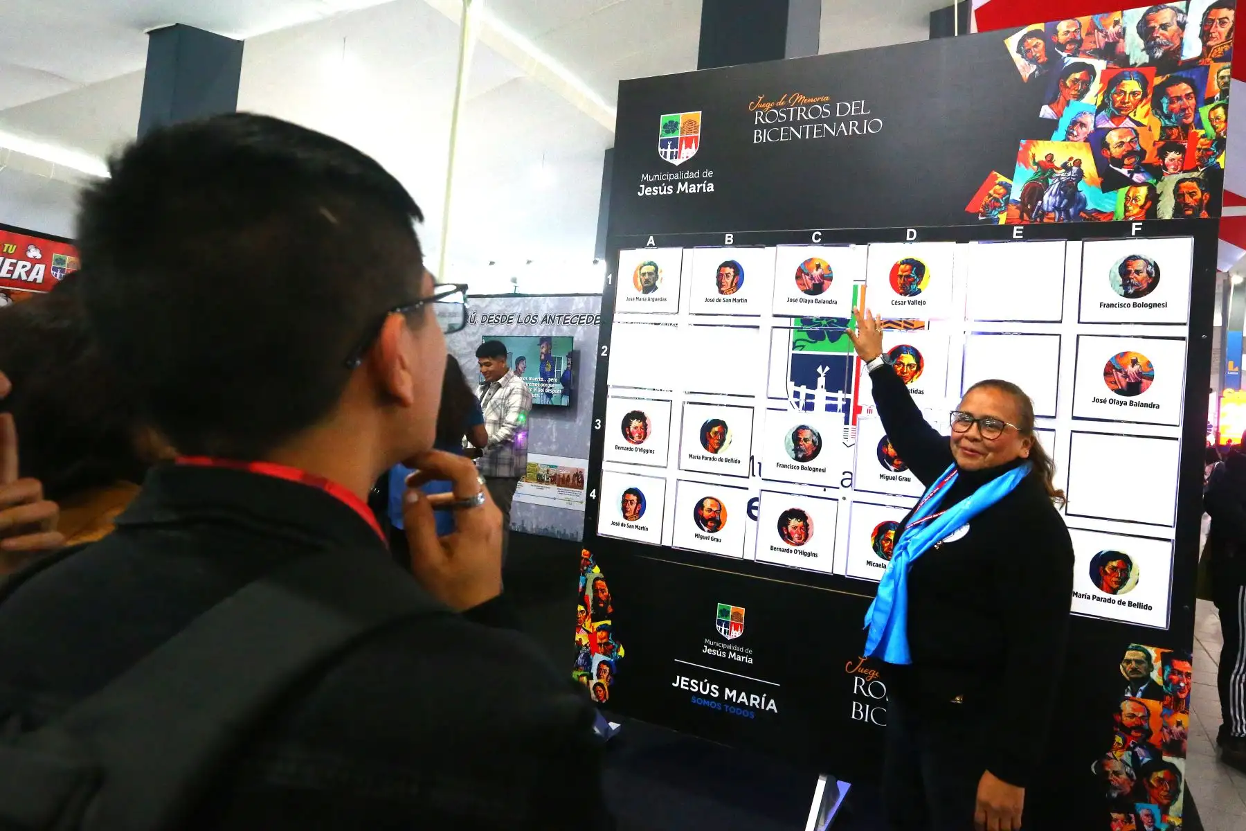 Personajes del Bicentenario muestran y escenifican  la historia  en la Feria Internacional del Libro. En la imagen, la instalación que promueve  la Municipalidad de Jesús María en el pabellón denominado " Rostros del Bicentenario " .
Foto: ANDINA/Eddy Ramos