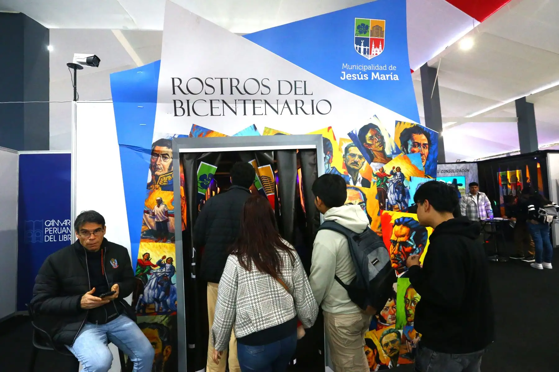 Personajes del Bicentenario muestran y escenifican  la historia  en la Feria Internacional del Libro. En la imagen, la instalación que promueve  la Municipalidad de Jesús María en el pabellón denominado " Rostros del Bicentenario " .
Foto: ANDINA/Eddy Ramos