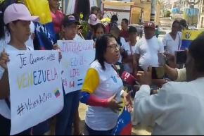 Con cánticos y arengas venezolanos en Tumbes rechazan a Nicolás Maduro