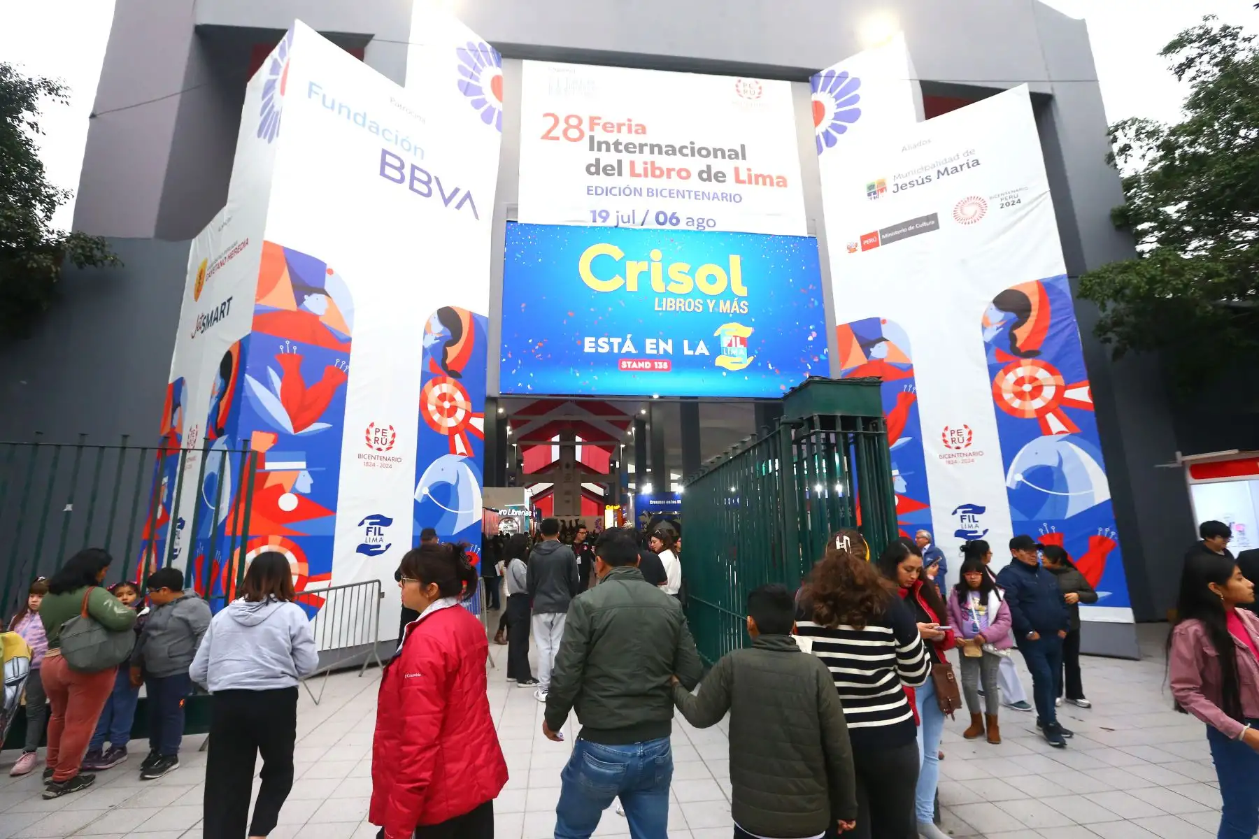 Personajes del Bicentenario muestran y escenifican  la historia  en la Feria Internacional del Libro. 
Foto: ANDINA/Eddy Ramos