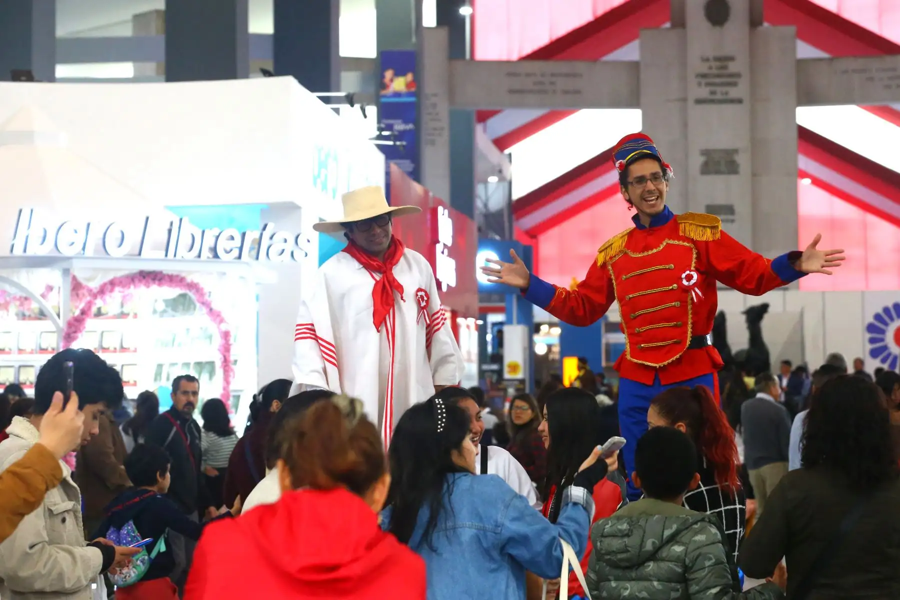 Personajes del Bicentenario muestran y escenifican  la historia  en la Feria Internacional del Libro. En la imagen, el chalan peruano y escenificación de los Húsares de Junín.
Foto: ANDINA/Eddy Ramos