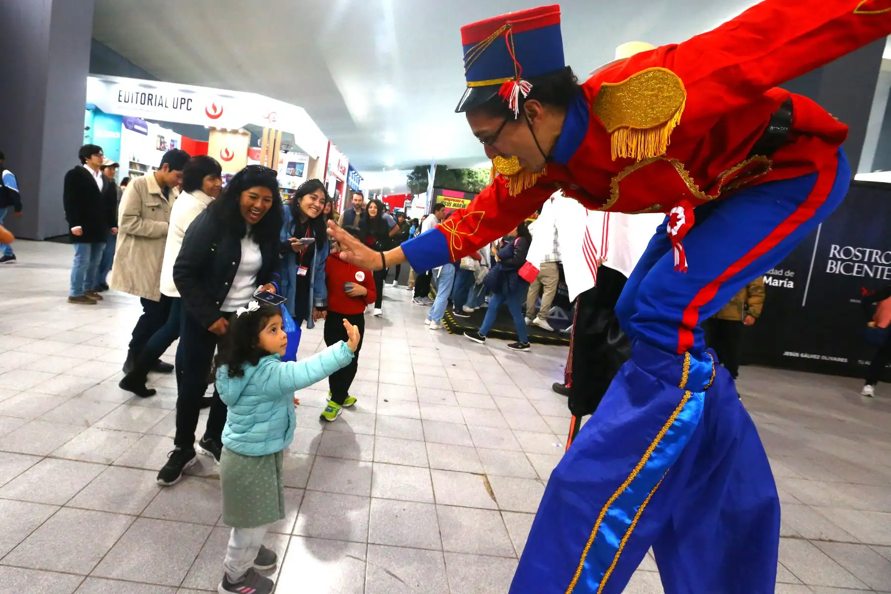 Personajes del Bicentenario muestran y escenifican  la historia  en la Feria Internacional del Libro. En la imagen, el chalan peruano y escenificación de los Húsares de Junín.
Foto: ANDINA/Eddy Ramos