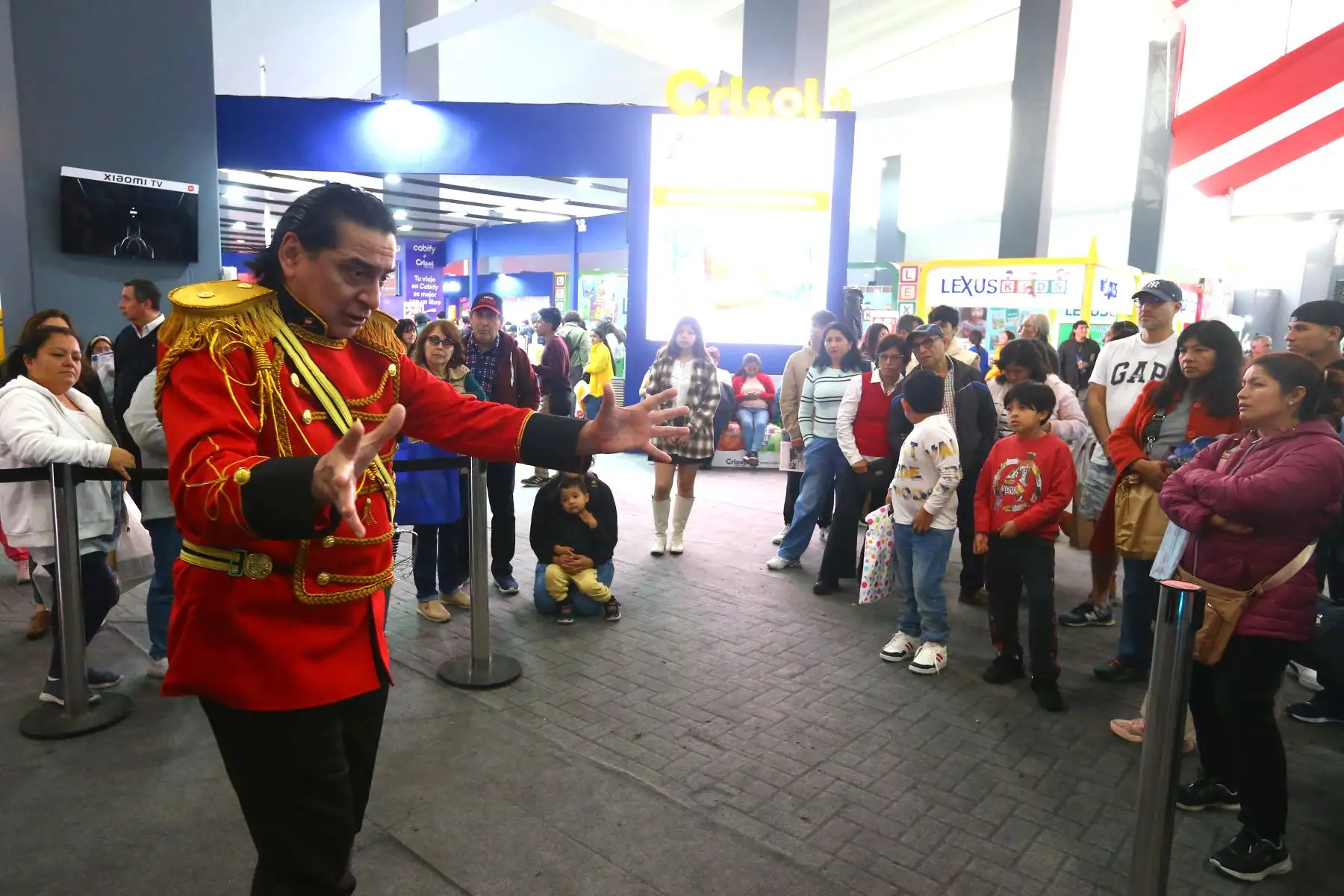 Personajes del Bicentenario muestran y escenifican  la historia  en la Feria Internacional del Libro. En la imagen, el oficial del Ejercito Libertador,  Razuri , quien tuvo un importante papel durante el desarrollo de la Batalla de Junín.
Foto: ANDINA/Eddy Ramos