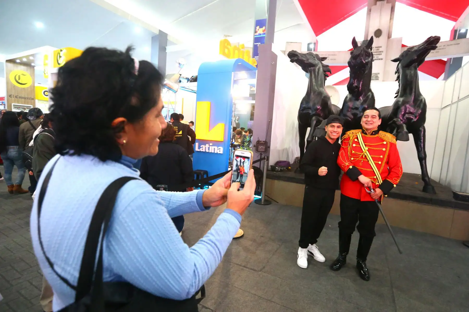 Personajes del Bicentenario muestran y escenifican  la historia  en la Feria Internacional del Libro. En la imagen, el oficial del Ejercito Libertador,  Razuri , quien tuvo un importante papel durante el desarrollo de la Batalla de Junín.
Foto: ANDINA/Eddy Ramos