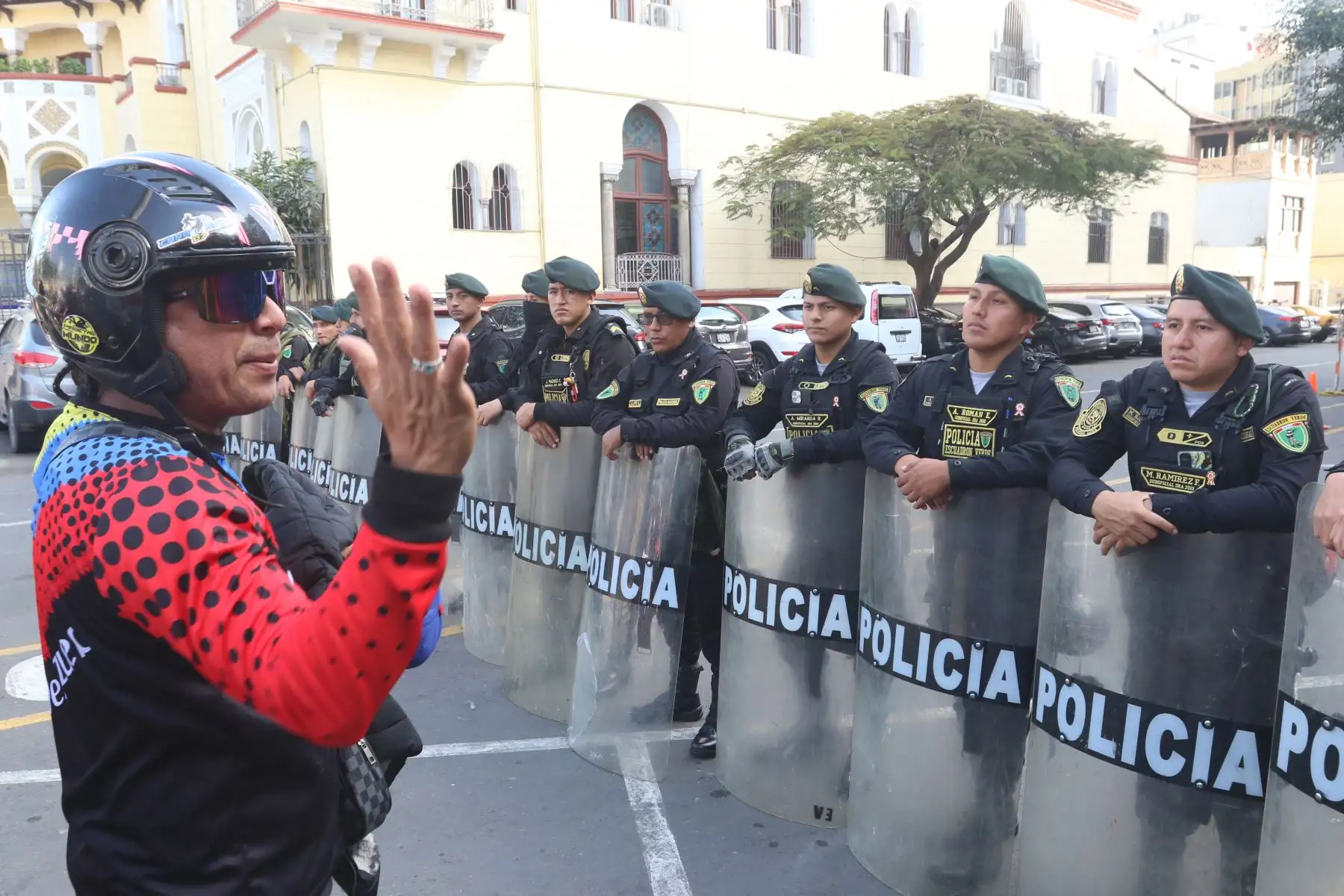 Ciudadanos venezolanos protestan en la embajada de Venezuela en el Peru.FOTO:ANDINA/Hector Vinces.