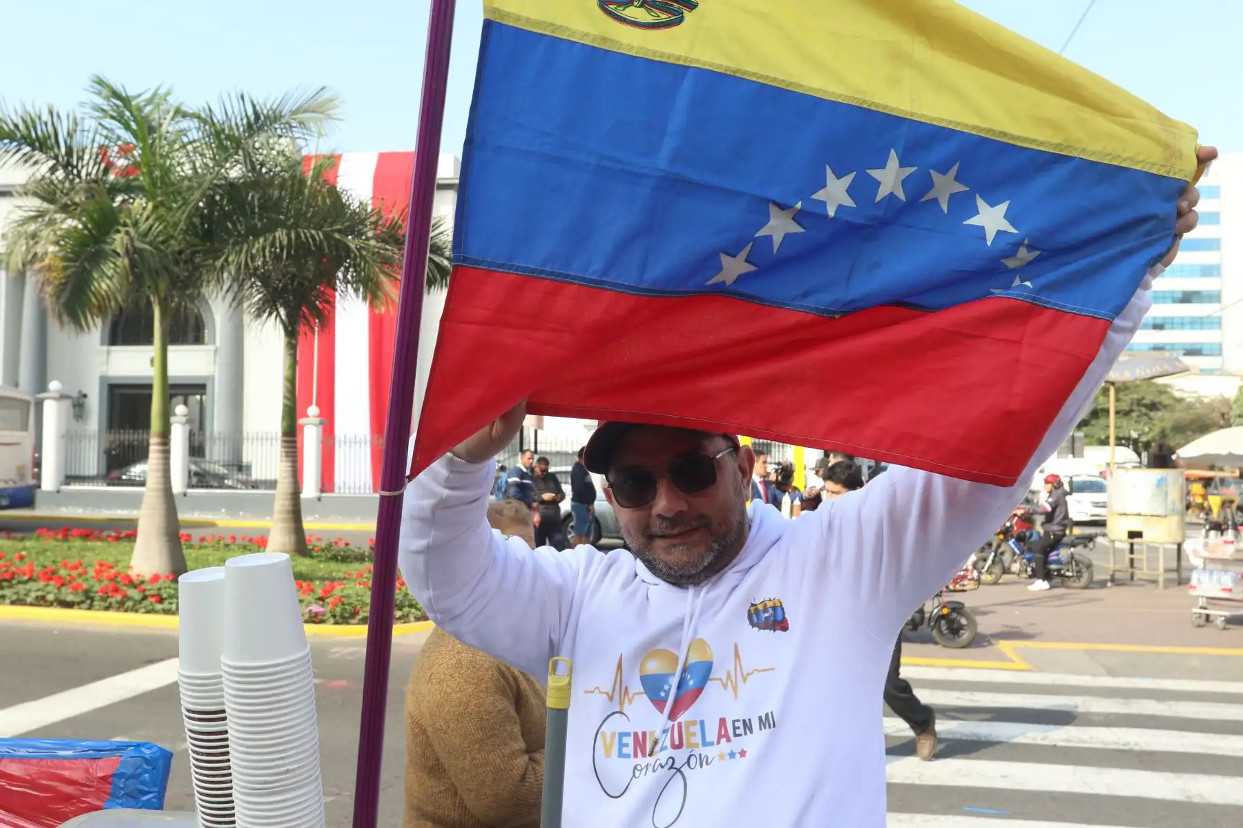 Ciudadanos venezolanos protestan en la embajada de Venezuela en el Peru.FOTO:ANDINA/Hector Vinces.