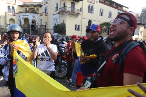 Ciudadanos venezolanos protestan en la embajada de Venezuela en el Perú. Foto: ANDINA/Héctor Vinces
