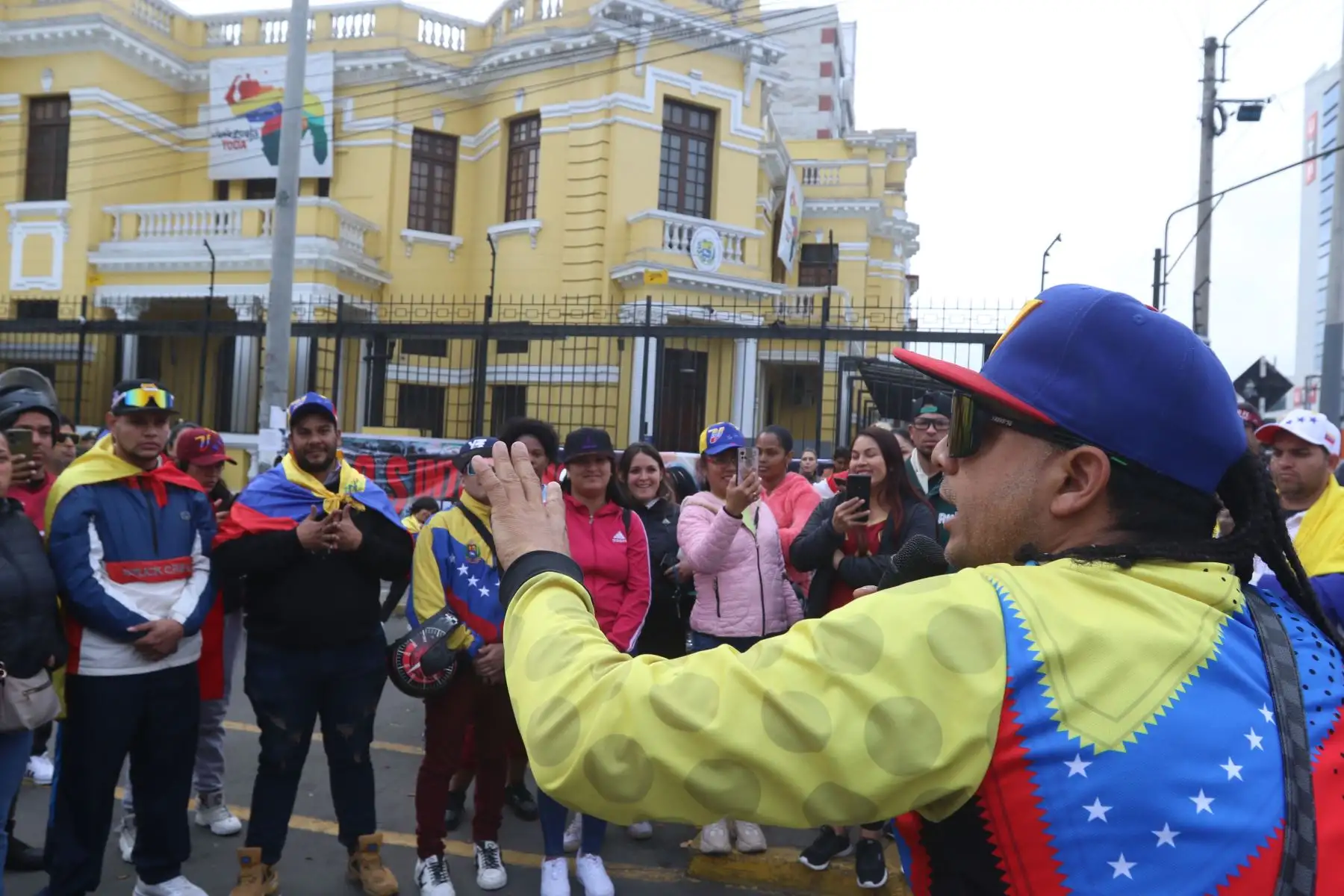 Ciudadanos venezolanos protestan en la embajada de Venezuela en el Peru.FOTO:ANDINA/Hector Vinces.