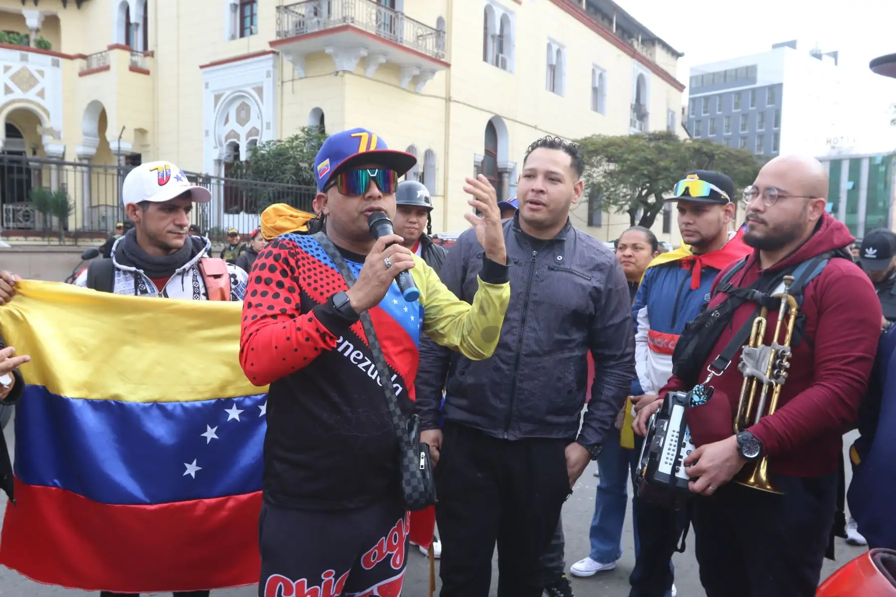 Ciudadanos venezolanos protestan en la embajada de Venezuela en el Peru.FOTO:ANDINA/Hector Vinces.