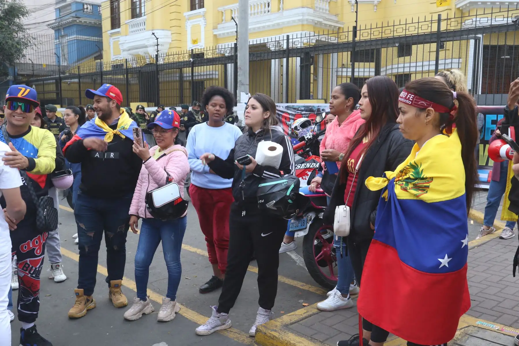 Ciudadanos venezolanos protestan en la embajada de Venezuela en el Peru.FOTO:ANDINA/Hector Vinces.