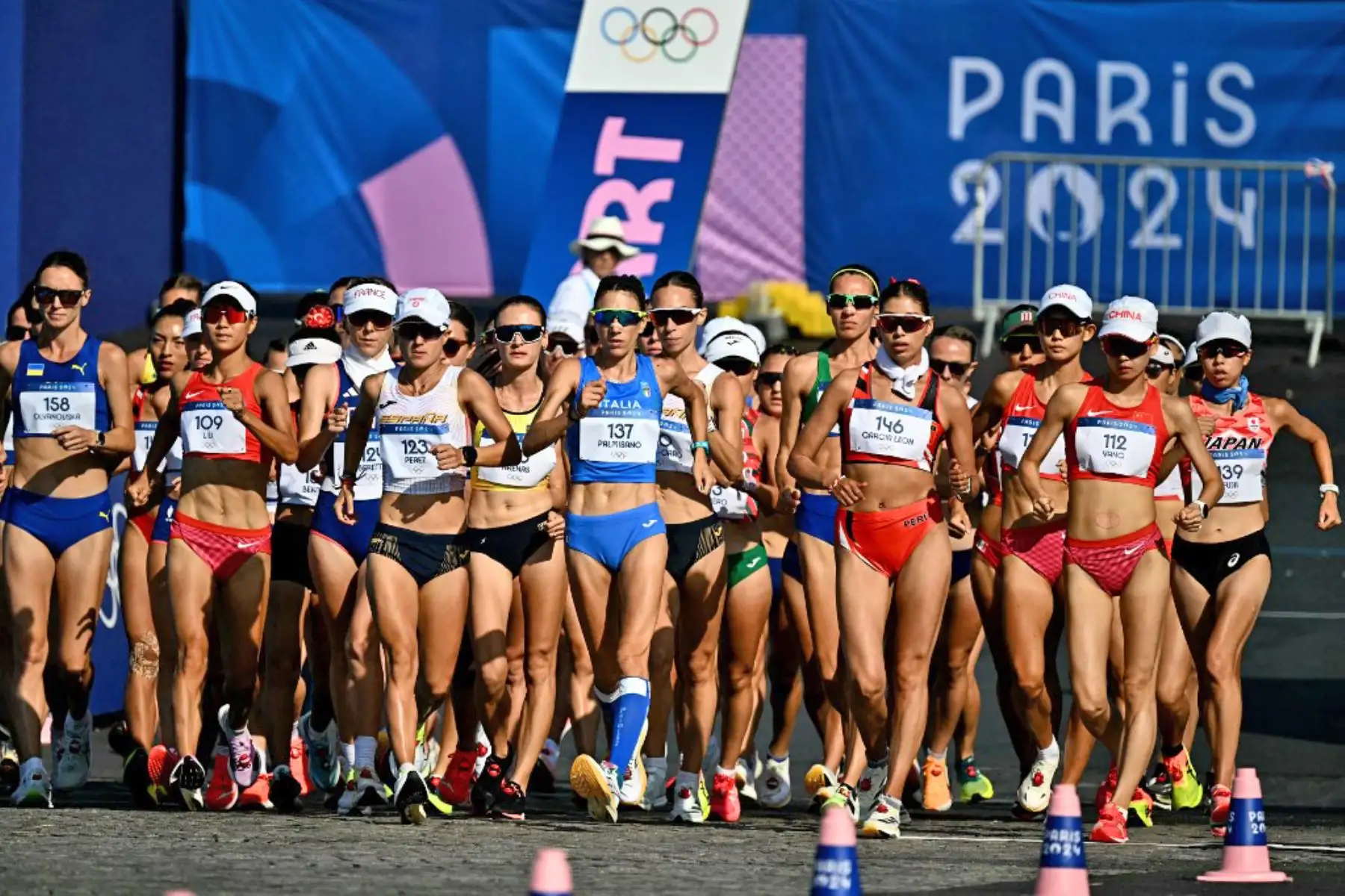 Kimberly García, junto a Evelyn Inga y Mary Luz Andía, compite en la prueba de marcha atlética de los Juegos Olímpicos París 2024. Foto: AFP