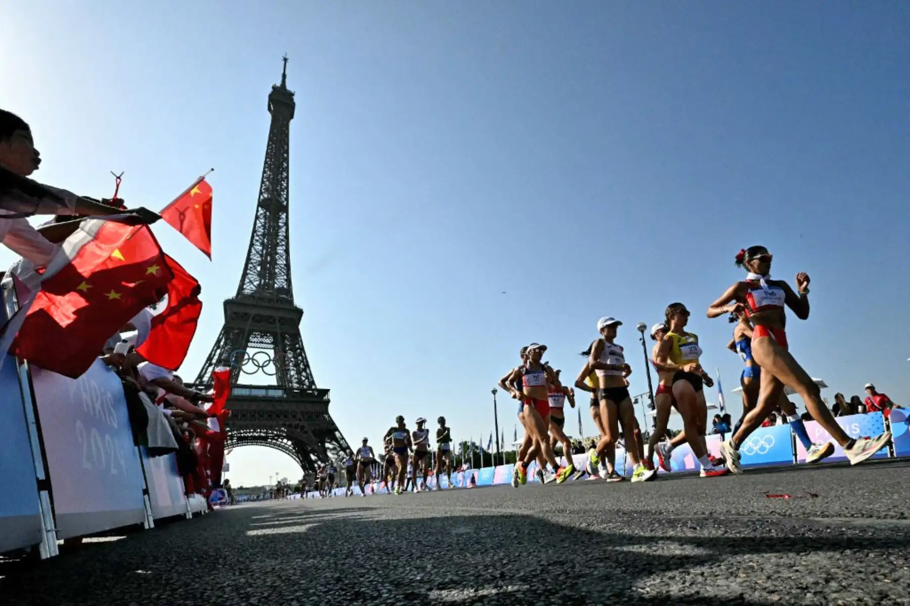 Kimberly García, junto a Evelyn Inga y Mary Luz Andía, compite en la prueba de marcha atlética de los Juegos Olímpicos París 2024. Foto: AFP