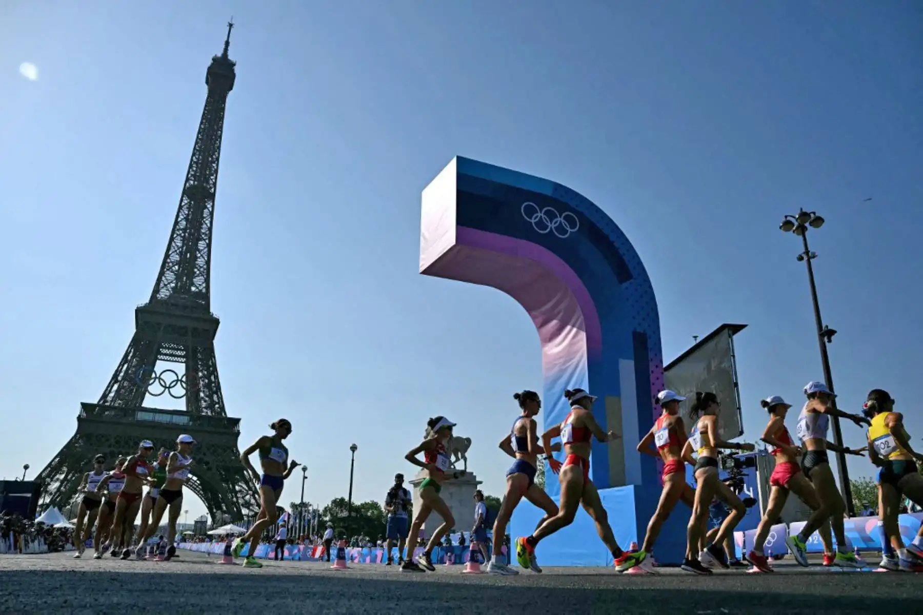 Kimberly García, junto a Evelyn Inga y Mary Luz Andía, compite en la prueba de marcha atlética de los Juegos Olímpicos París 2024. Foto: AFP