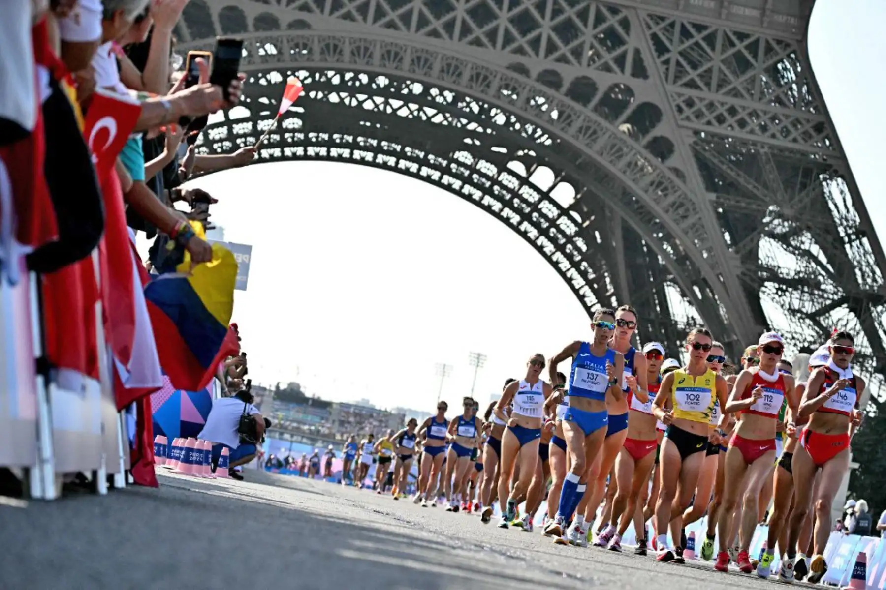 Kimberly García, junto a Evelyn Inga y Mary Luz Andía, compite en la prueba de marcha atlética de los Juegos Olímpicos París 2024. Foto: AFP