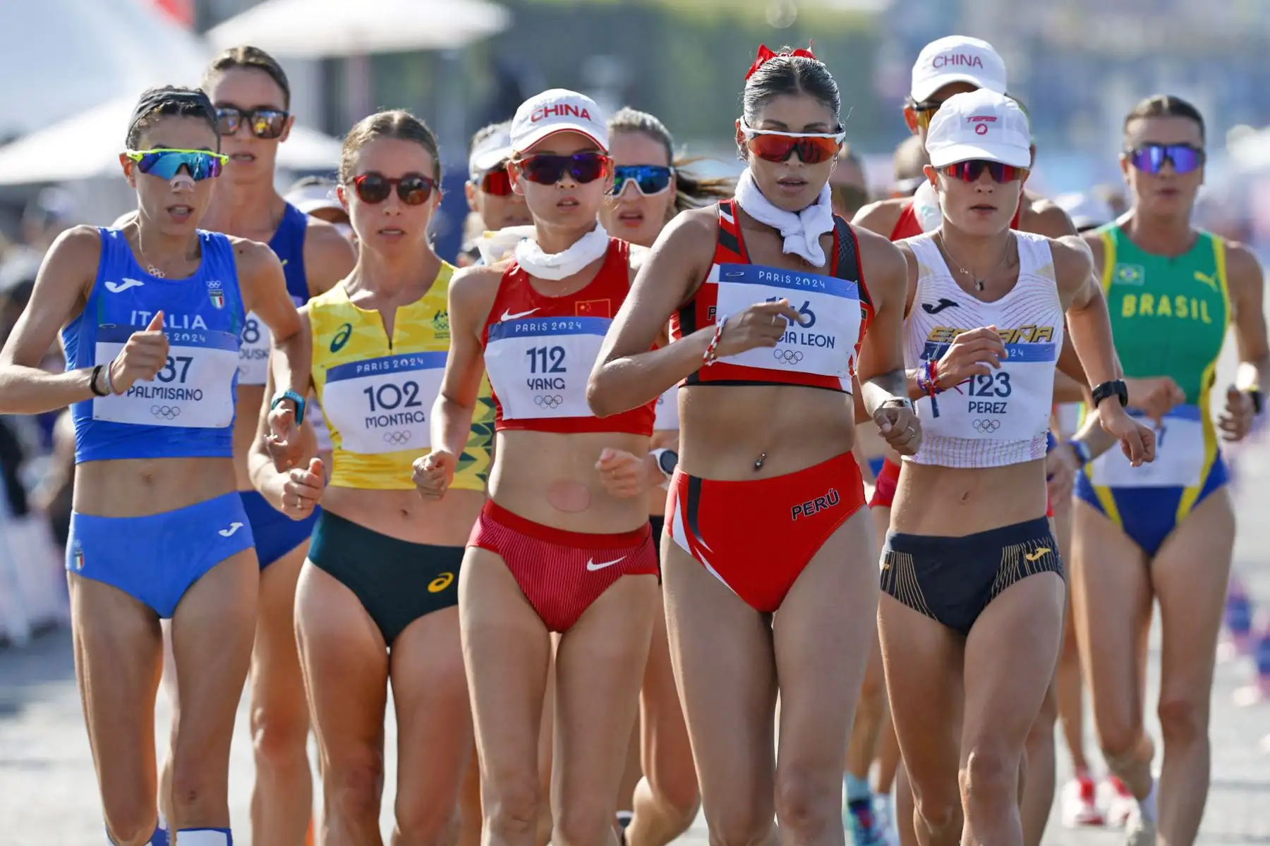 Kimberly García, junto a Evelyn Inga y Mary Luz Andía, compite en la prueba de la marcha atlética de los Juegos Olímpicos París 2024. Foto: AFP