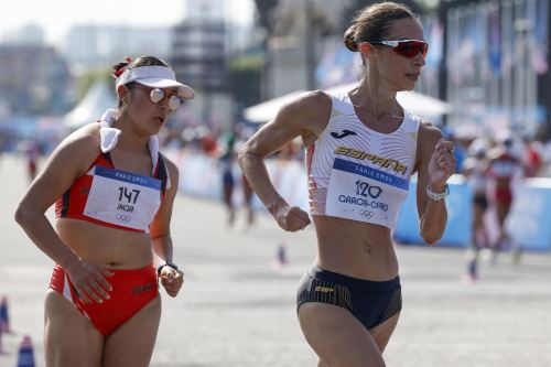 la peruana Evelyn Inga  compiten en la prueba de los 20km marcha femeninos de los Juegos Olímpicos de París 2024, este jueves, en la capital francesa. Foto: EFE