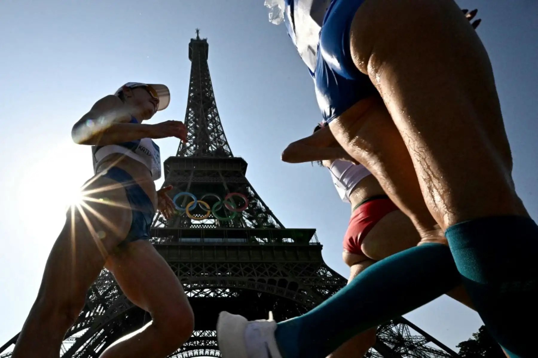 Kimberly García, junto a Evelyn Inga y Mary Luz Andía, compite en la prueba de la marcha atlética de los Juegos Olímpicos París 2024. Foto: AFP