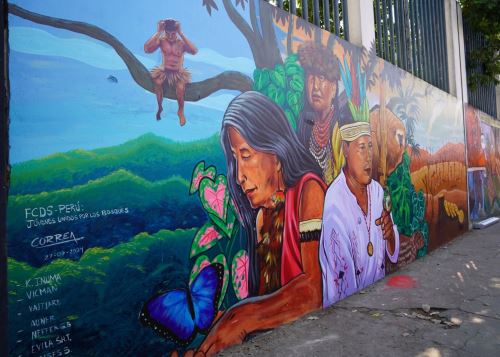 Organizaciones juveniles de San Martín pintan mural en colegio de Tarapoto en homenaje a los defensores ambientales. ANDINA/Difusión